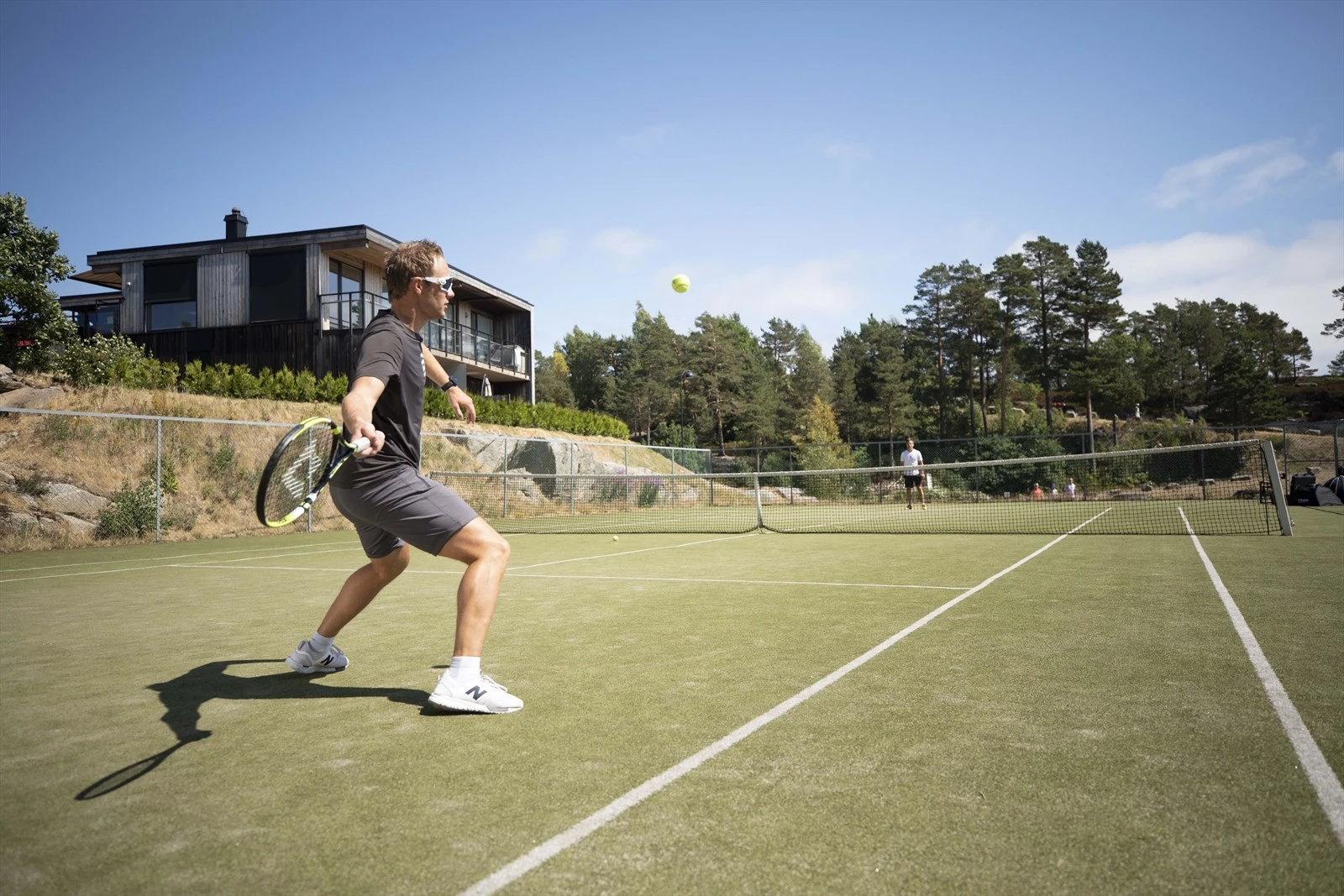 Det er 2 tennisbaner like ved hytta. Galleribilde