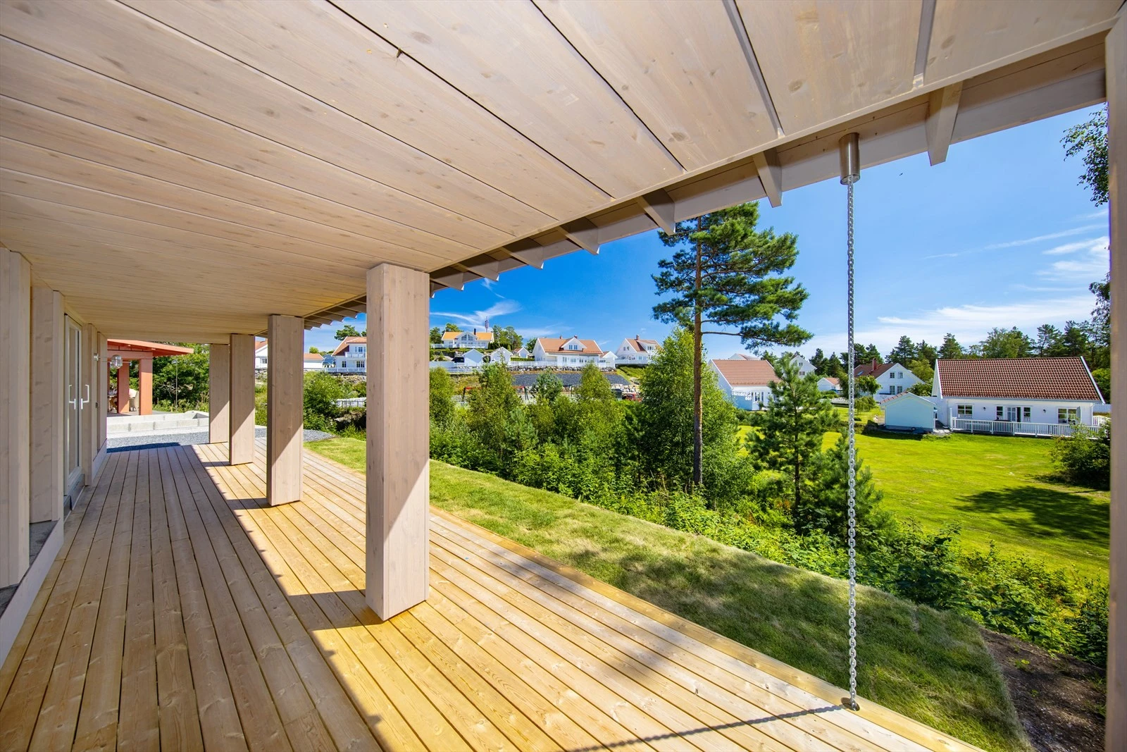 Med terrasser på begge sider av hytta er du sikret gode solforhold fra tidlig morgen til kveld. Galleribilde