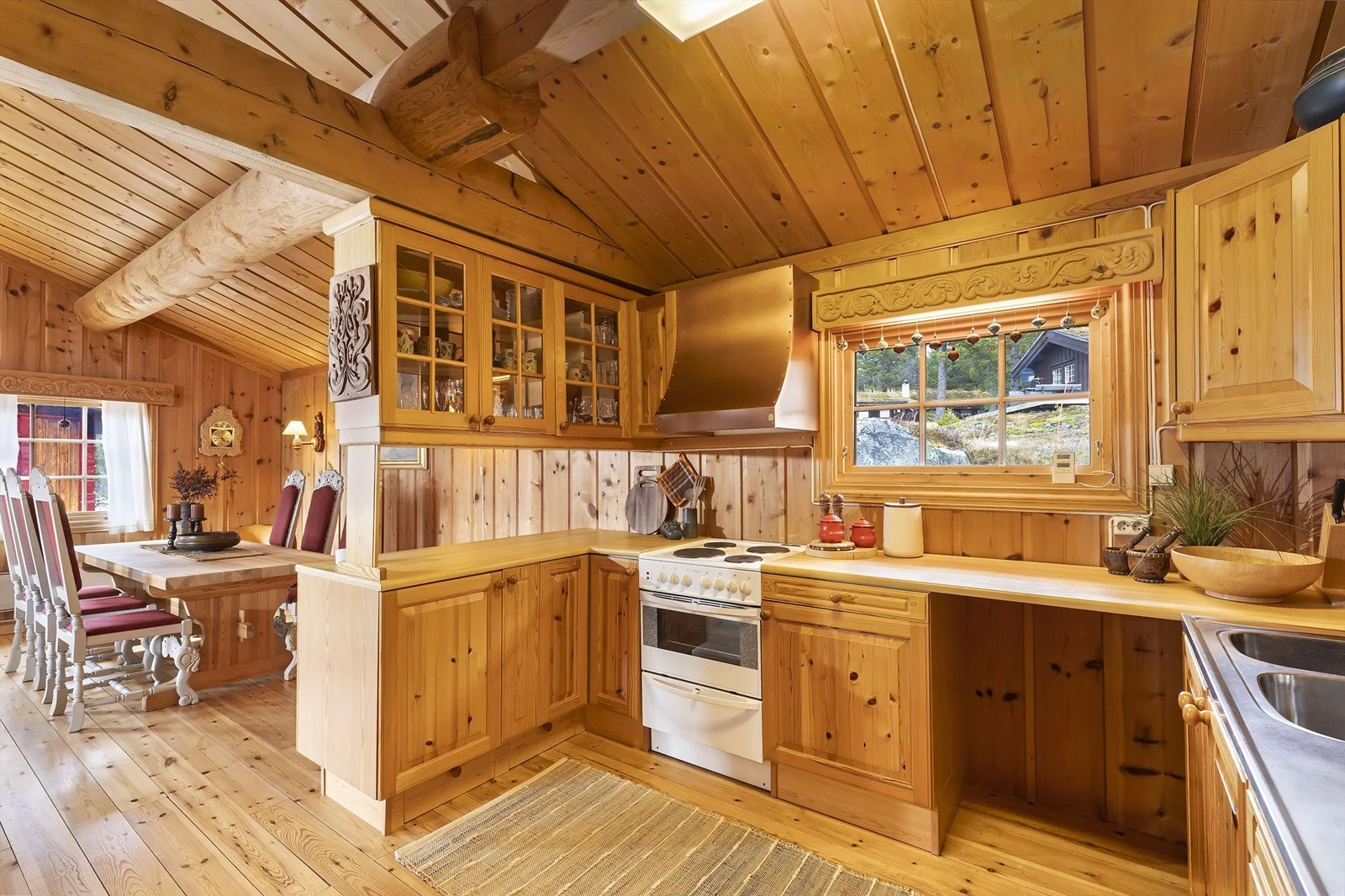 KJøkkenet har rikelig med lagringsplass. Alle hvitevarer medfølger. Galleribilde