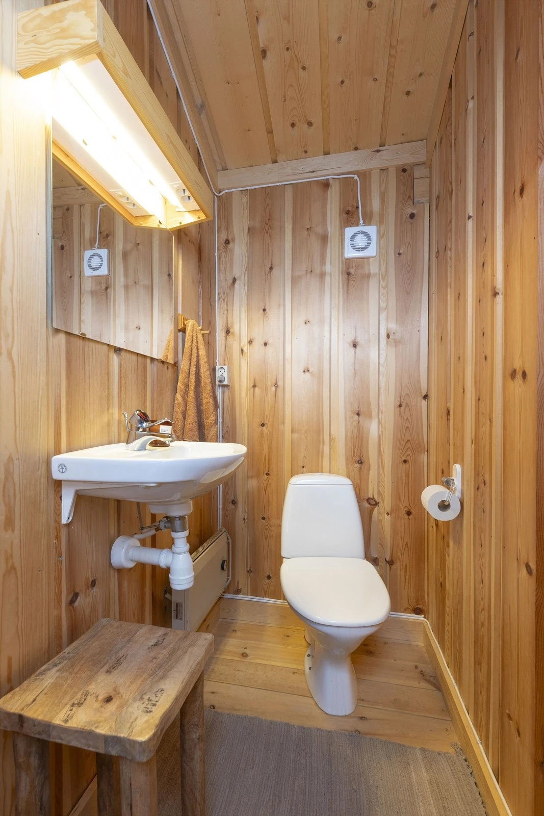 Toalettrom med wc og servant Galleribilde