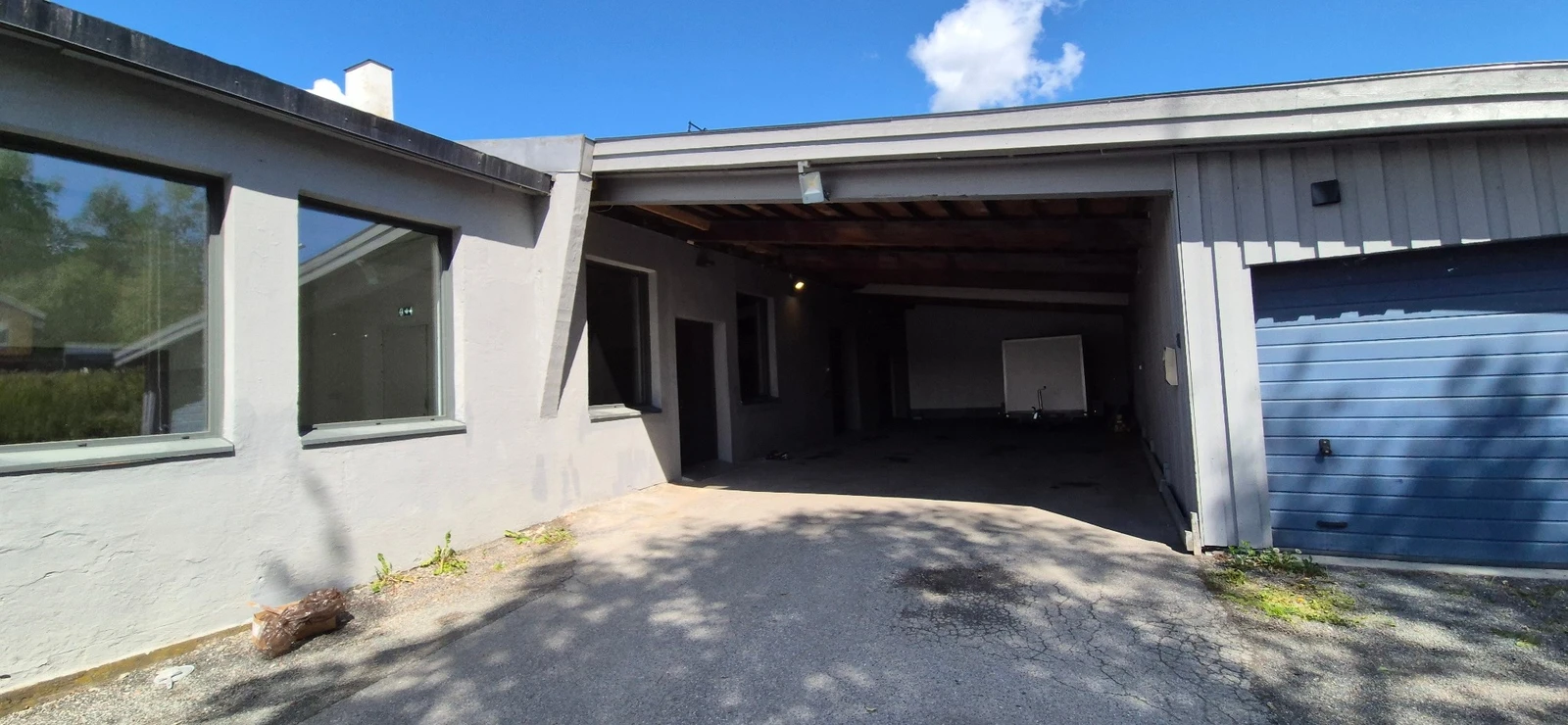 Overbygd inngangsparti, praktisk når det snør eller regner. Galleribilde