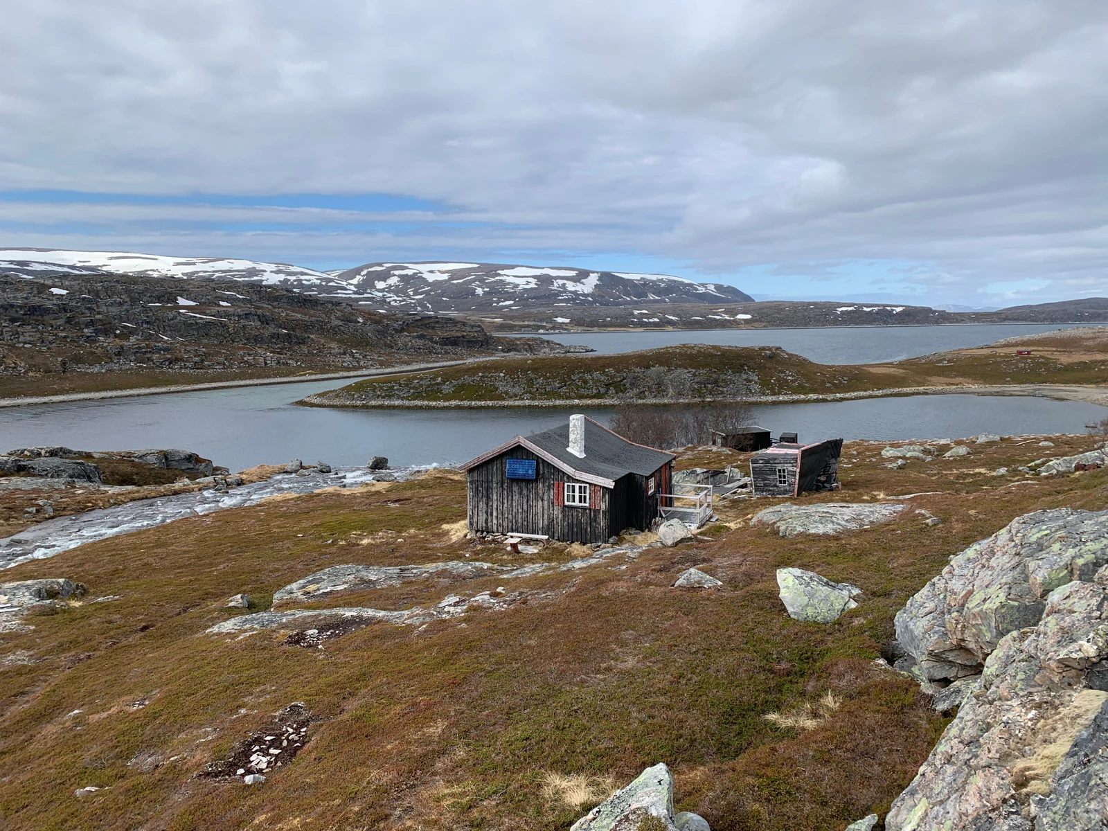 Flott beliggenhet med vidt utsyn mot nord og lun solvegg mot sør. Galleribilde
