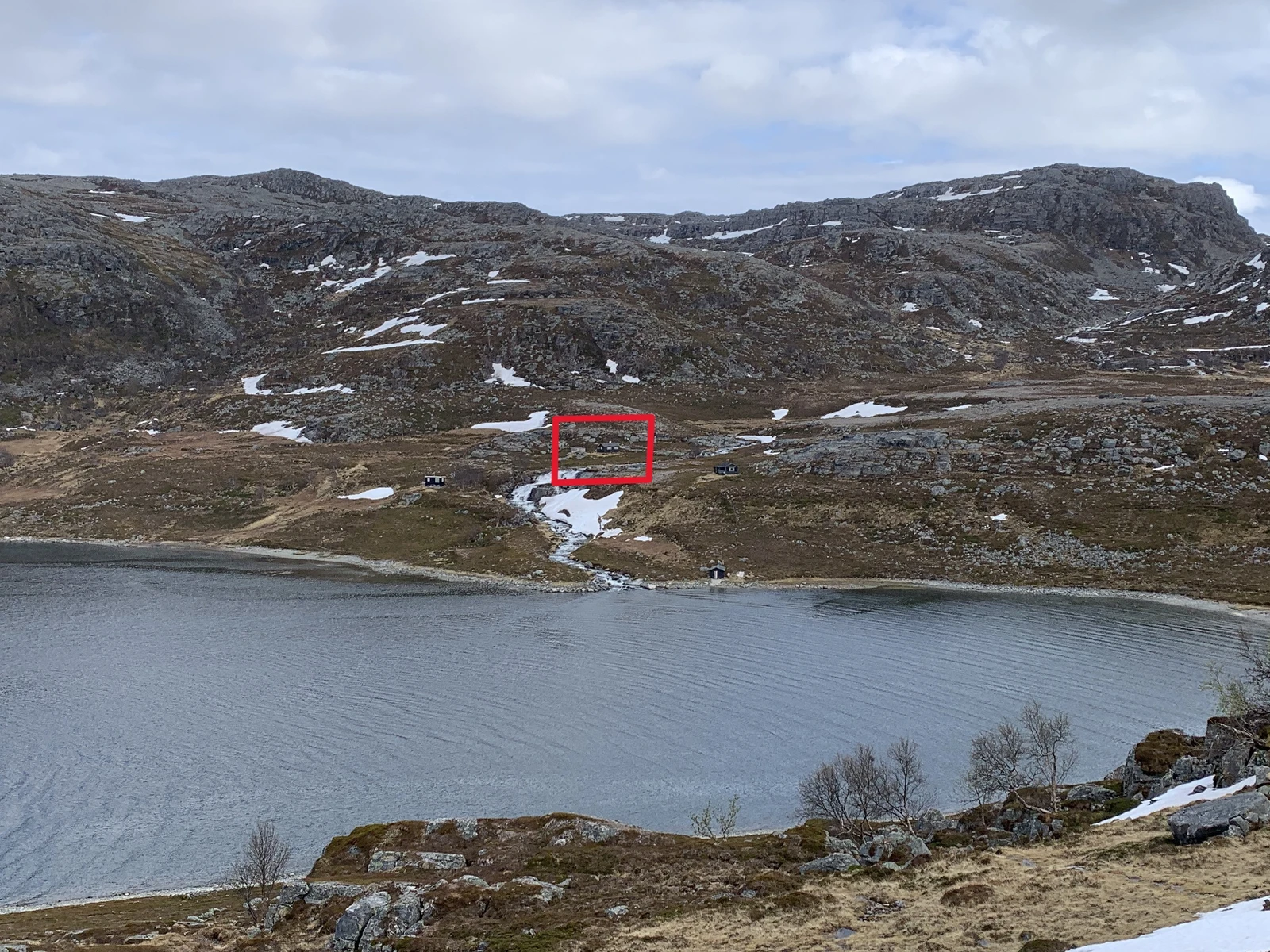 Kvalfjordpollen, hytta ligger øverst og fritt. God avstand til øvrige hytter. Galleribilde