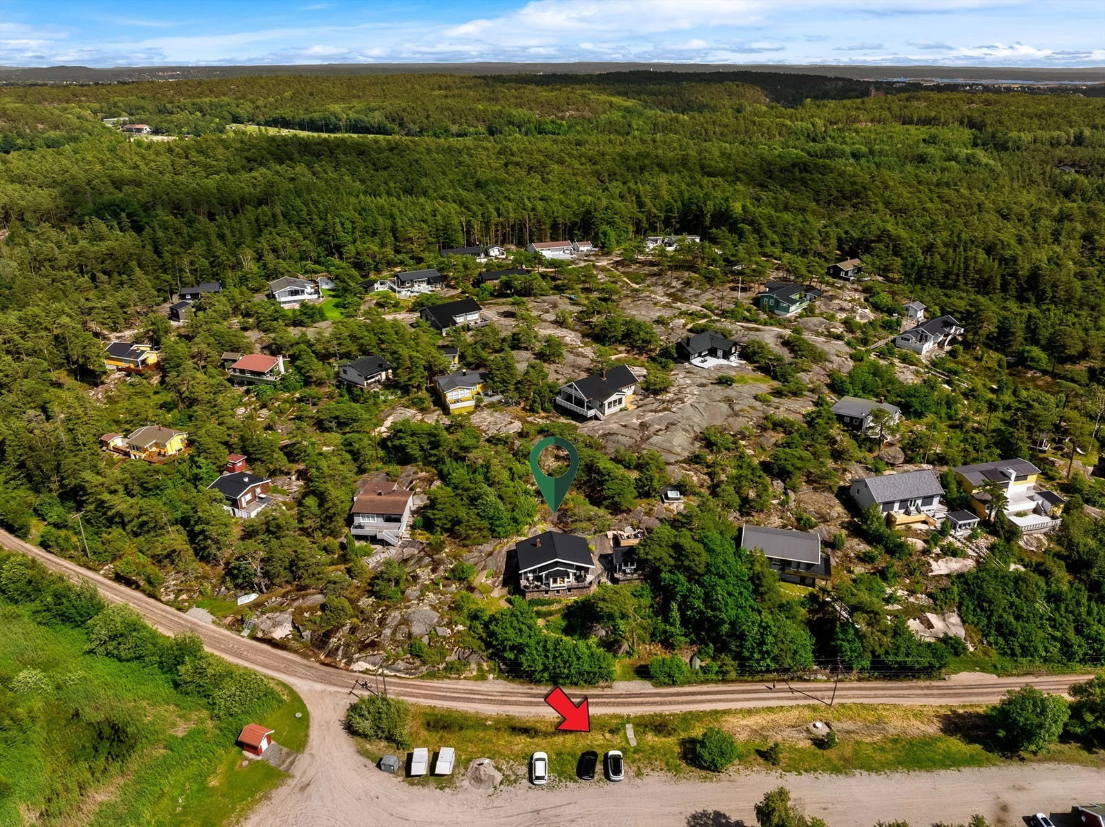 To biloppstillingsplasser merket med hytte 54 ble i 2010 anlagt ved Enhuskilveien like nedenfor eiendommen. Galleribilde