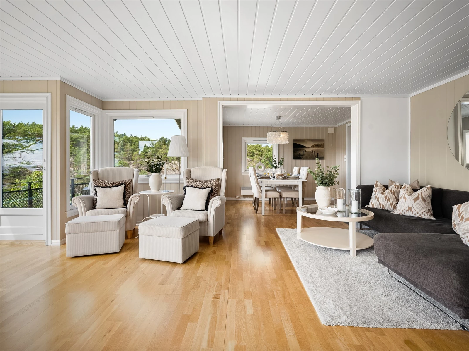 Stue og spisestue på til sammen nesten 40 kvm. gir familien stor plass til felles opphold. Galleribilde