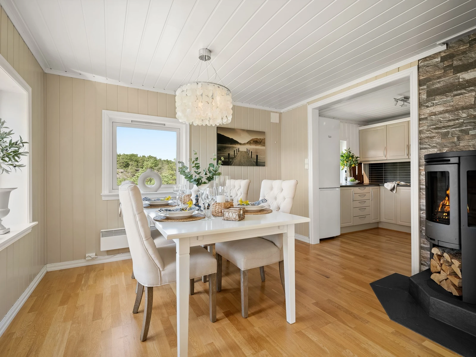 Moderne Contura peis sprer både varme og stemming i hytta. Galleribilde