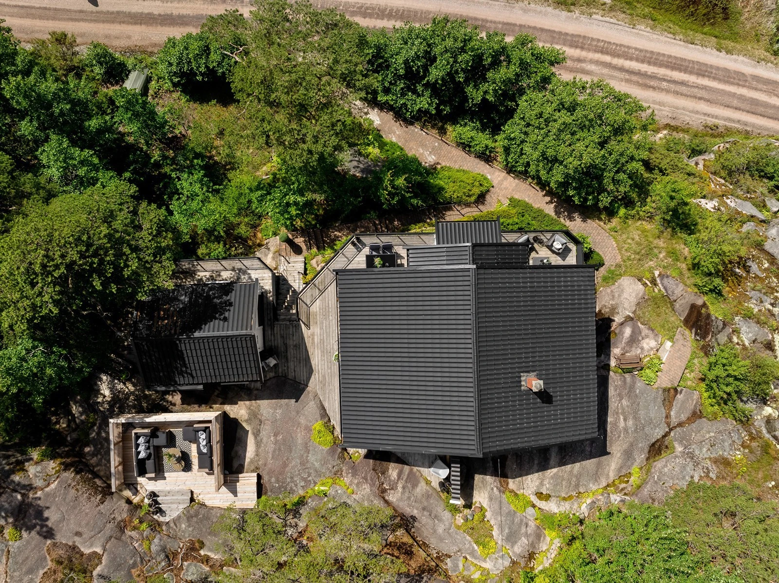 Tomten er festet og består i hovedsak av barfjell og naturlig grunn. Arealet er angitt til 1149 kvm. Galleribilde