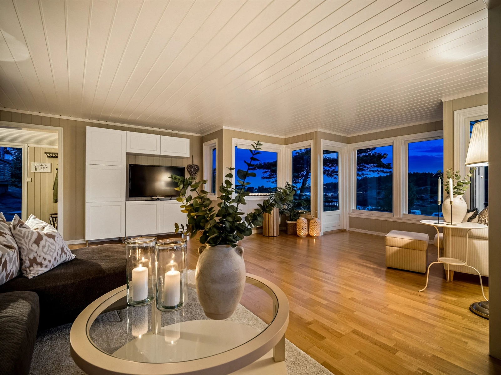 Hytta har gjennomgående tidsaktuell og velholdt standard etter oppgraderinger i senere år. Galleribilde