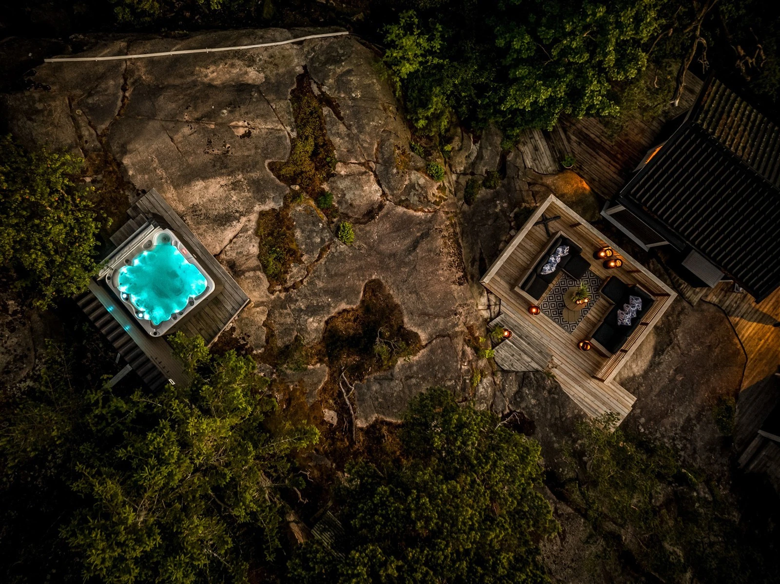 Platting med jacuzzi er tilbaketrukket og elevert i høyden over hytta. Galleribilde