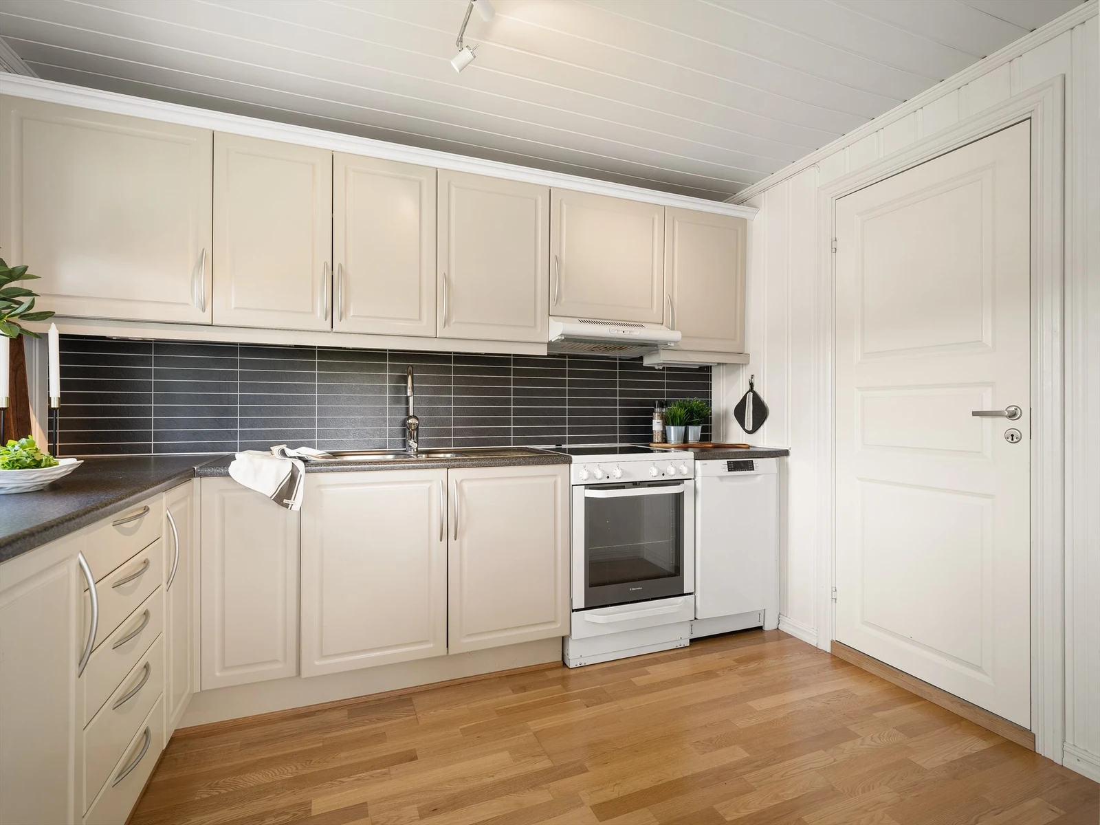 Alle innerdører ble skiftet ut i 2005. Innenfor kjøkkenet finnes hovedsoverommet. Galleribilde