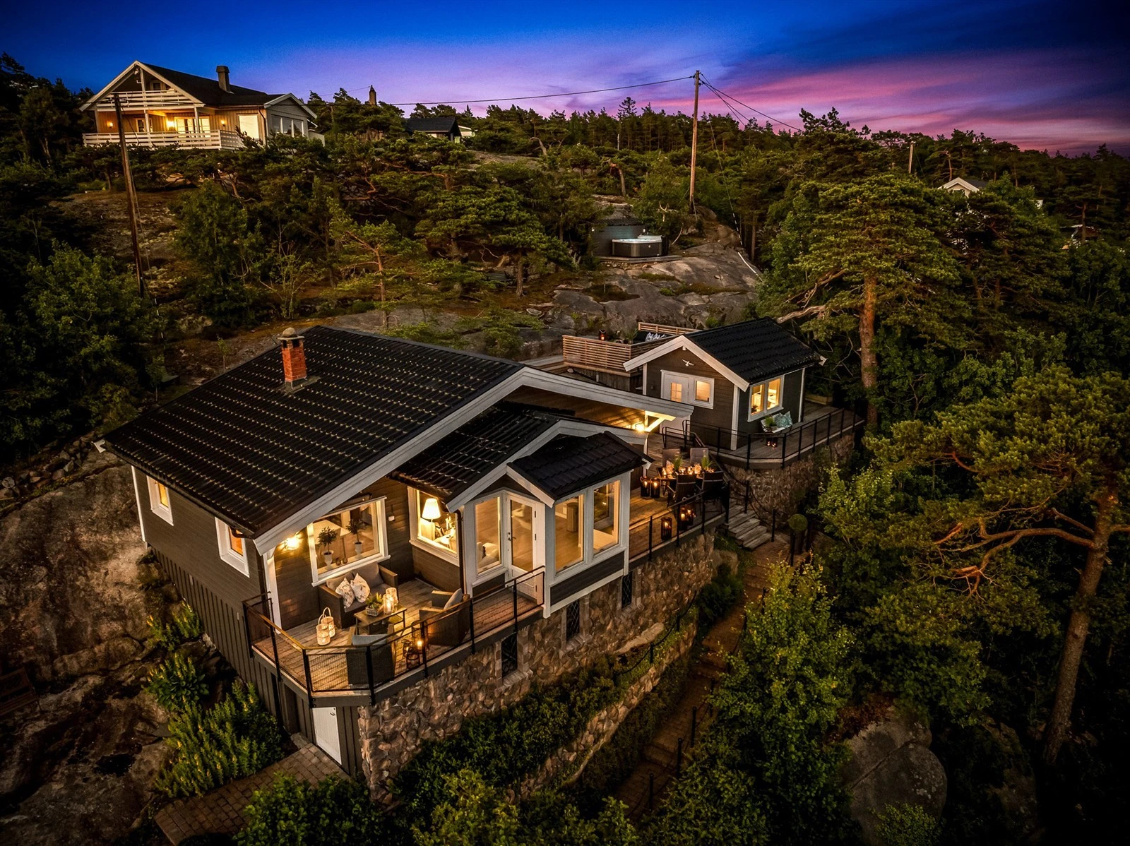 Betydelige påkostninger er utført på 2000-tallet. Taktekking og kledning med mer ble skiftet ut i 2005 Galleribilde