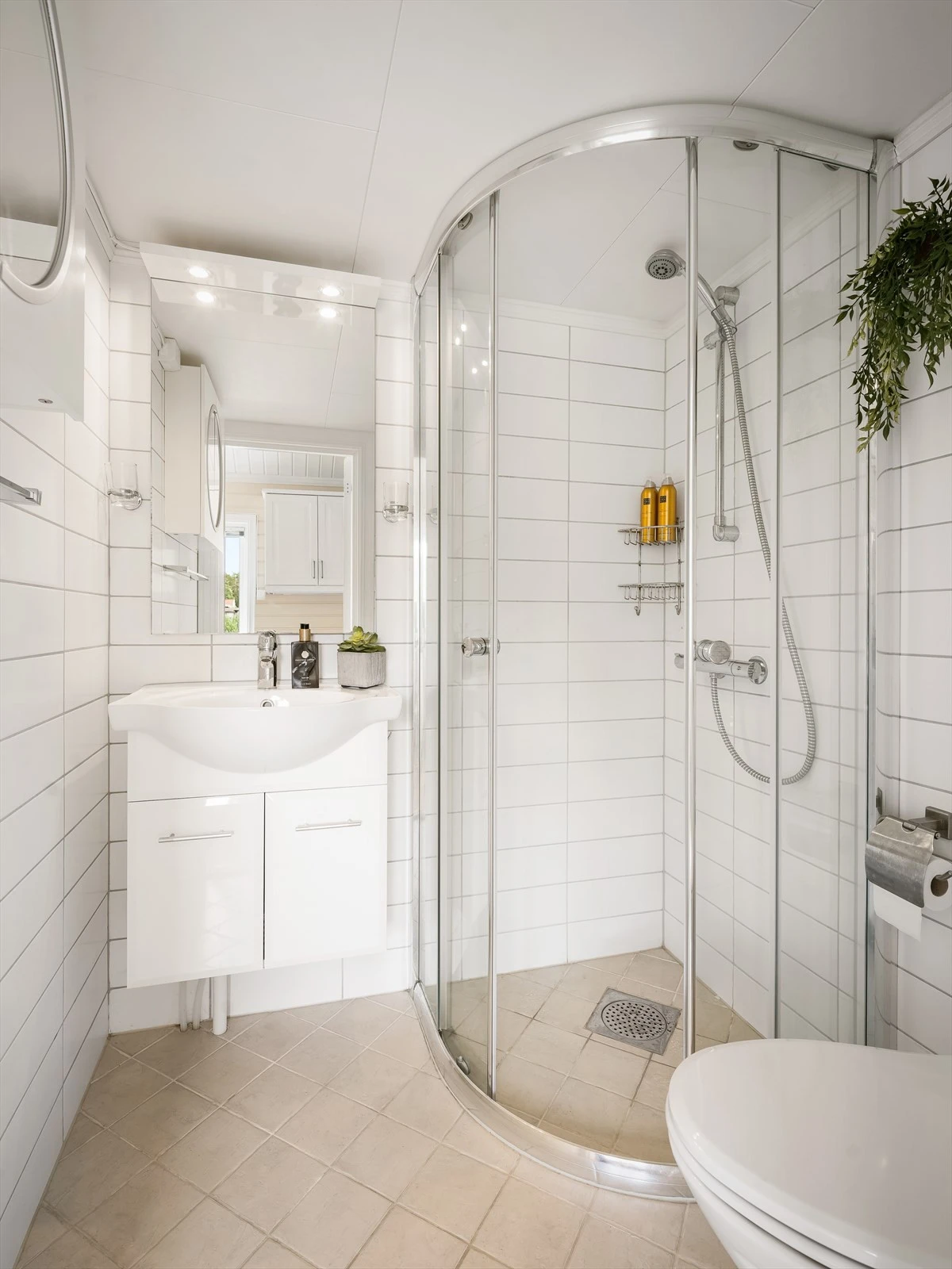 Anneksets bad er fullt utstyrt. Gulvet og veggene er flislagt. Galleribilde