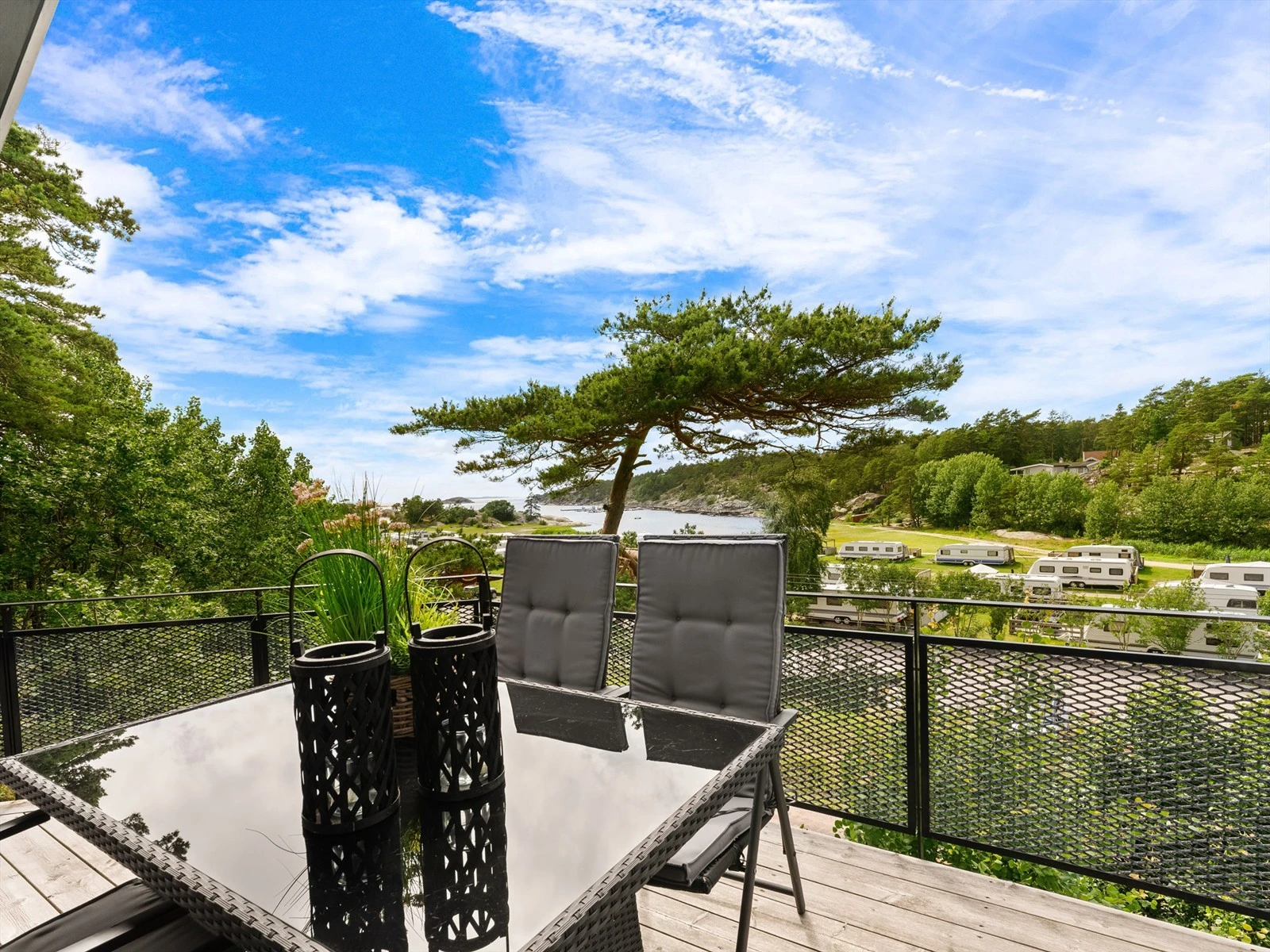 Terrassen er pent rammet inn av sortlakkert rekkverk i stål. Galleribilde