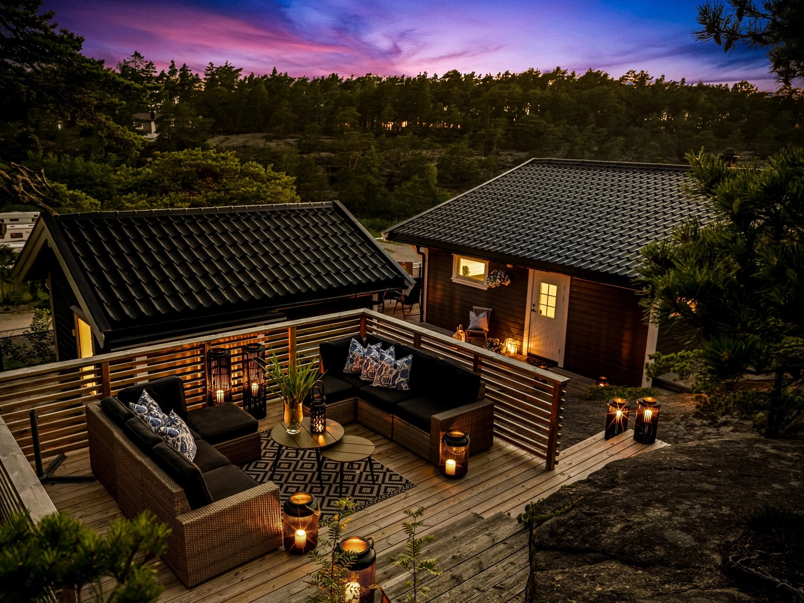 Rundt hytta og i terrenget finnes flere fine uteplasser. Plattingen over annekset ble renovert i 2023. Galleribilde