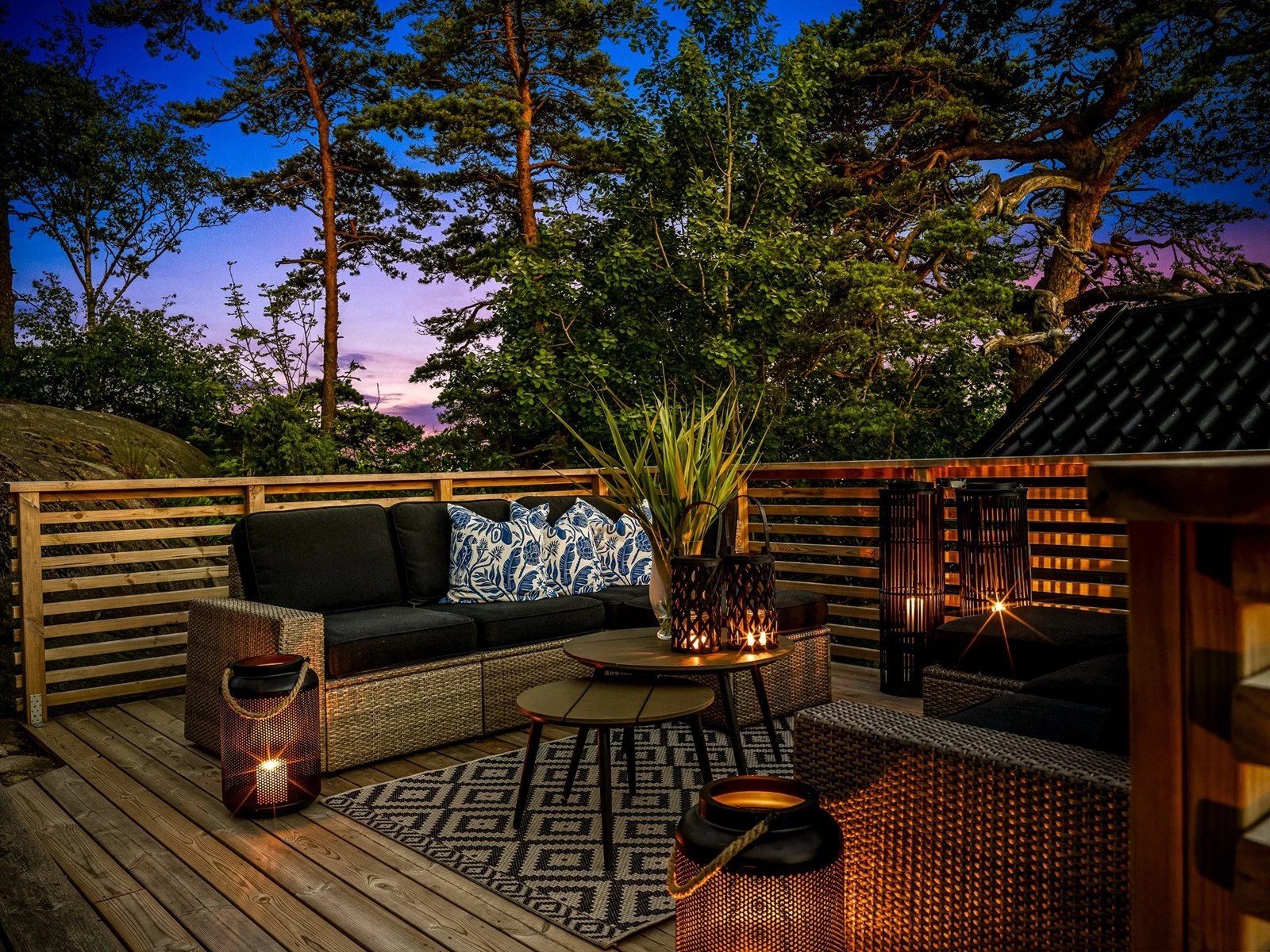 Plattingen utgjør et mer skjermet og lunt alternativ til de mer åpne terrassene rundt hytta Galleribilde