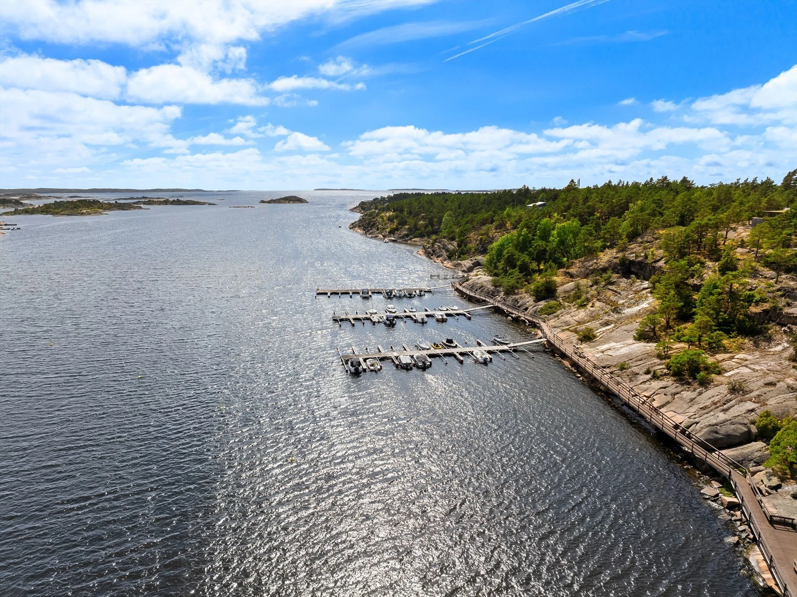 Båtplass som medfølger er et svært godt utgangspunkt for utflukter i den vakre skjærgården. Galleribilde