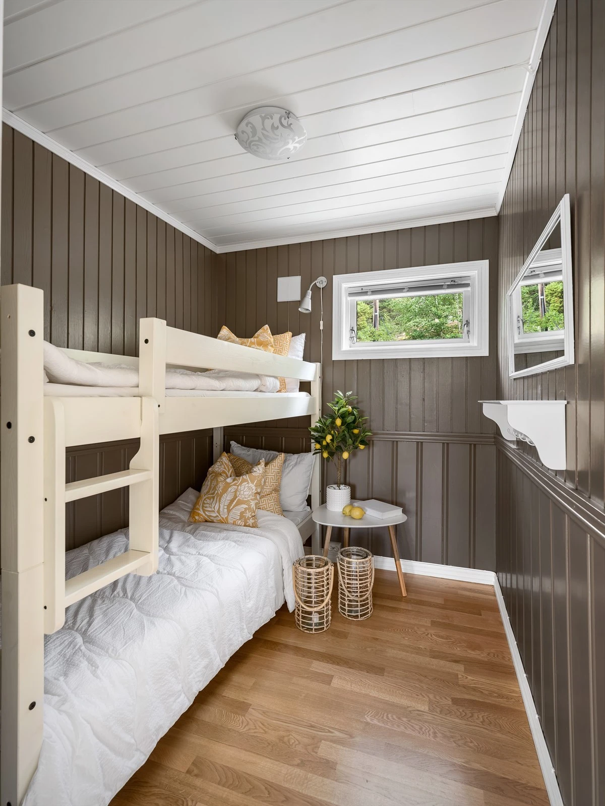 Tre soverom med hele syv sengeplasser gjør hytta praktisk for familien. Galleribilde