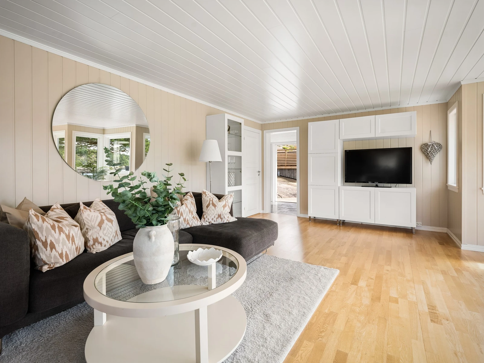 Gulvene er i de fleste rom utført med tre-stavs eikeparkett, veggene med malt platepanel. Galleribilde