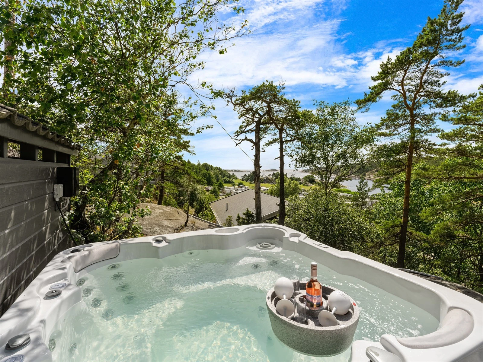 Jacuzzi medfølger eiendommen og er tilknyttet separat strømkurs etablert i 2017. Galleribilde