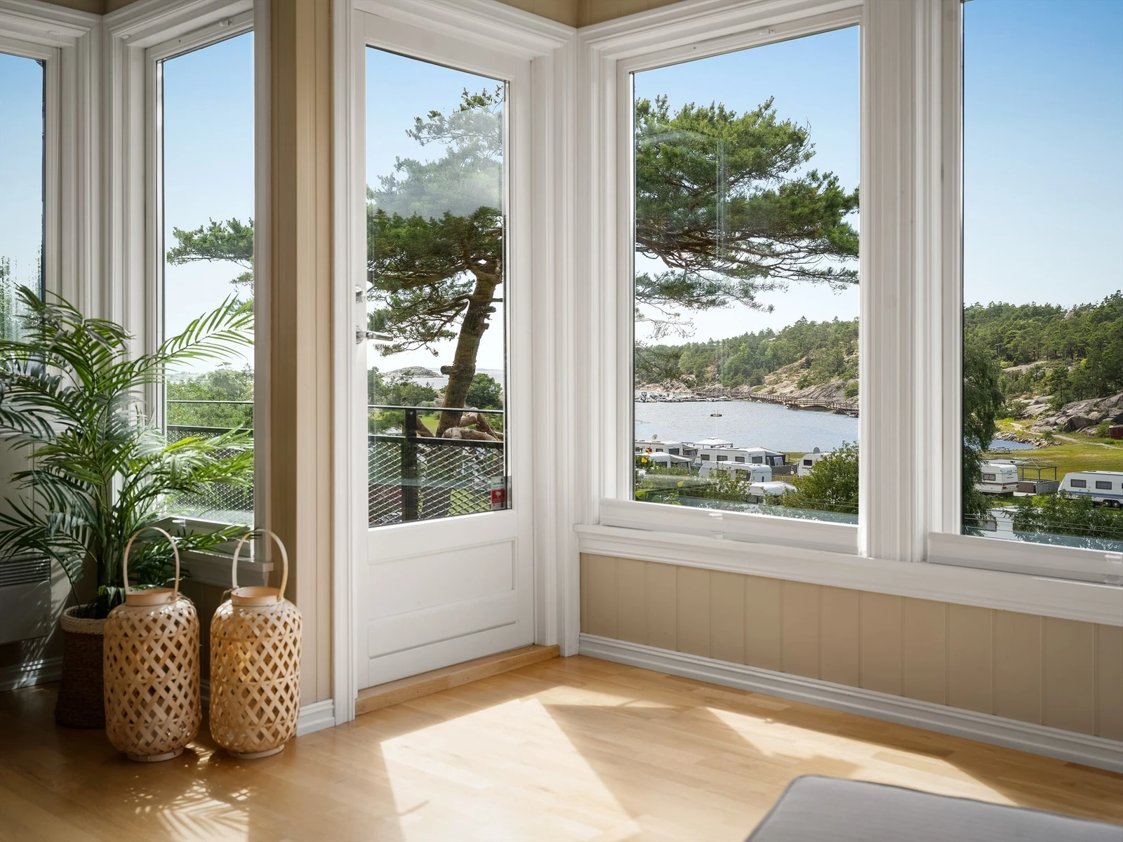 Vertikalstilte vinduer både ivaretar utsikt og fyller stuen med naturlig lys dagen gjennom. Galleribilde