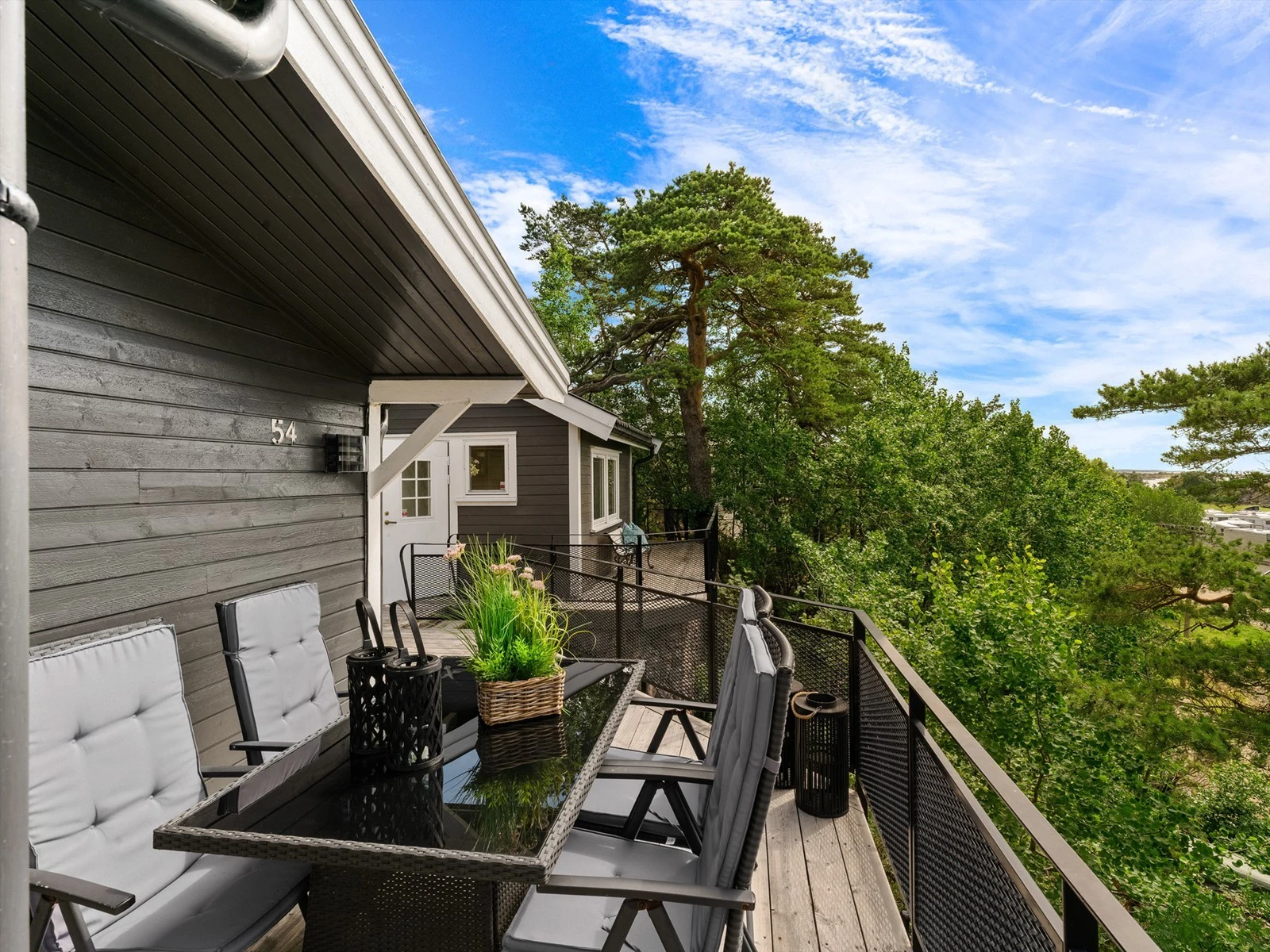 Terrassen ble utvidet rundt 2011 og forbinder hytta med annekset. Sistnevnte ble oppført i 2003. Galleribilde