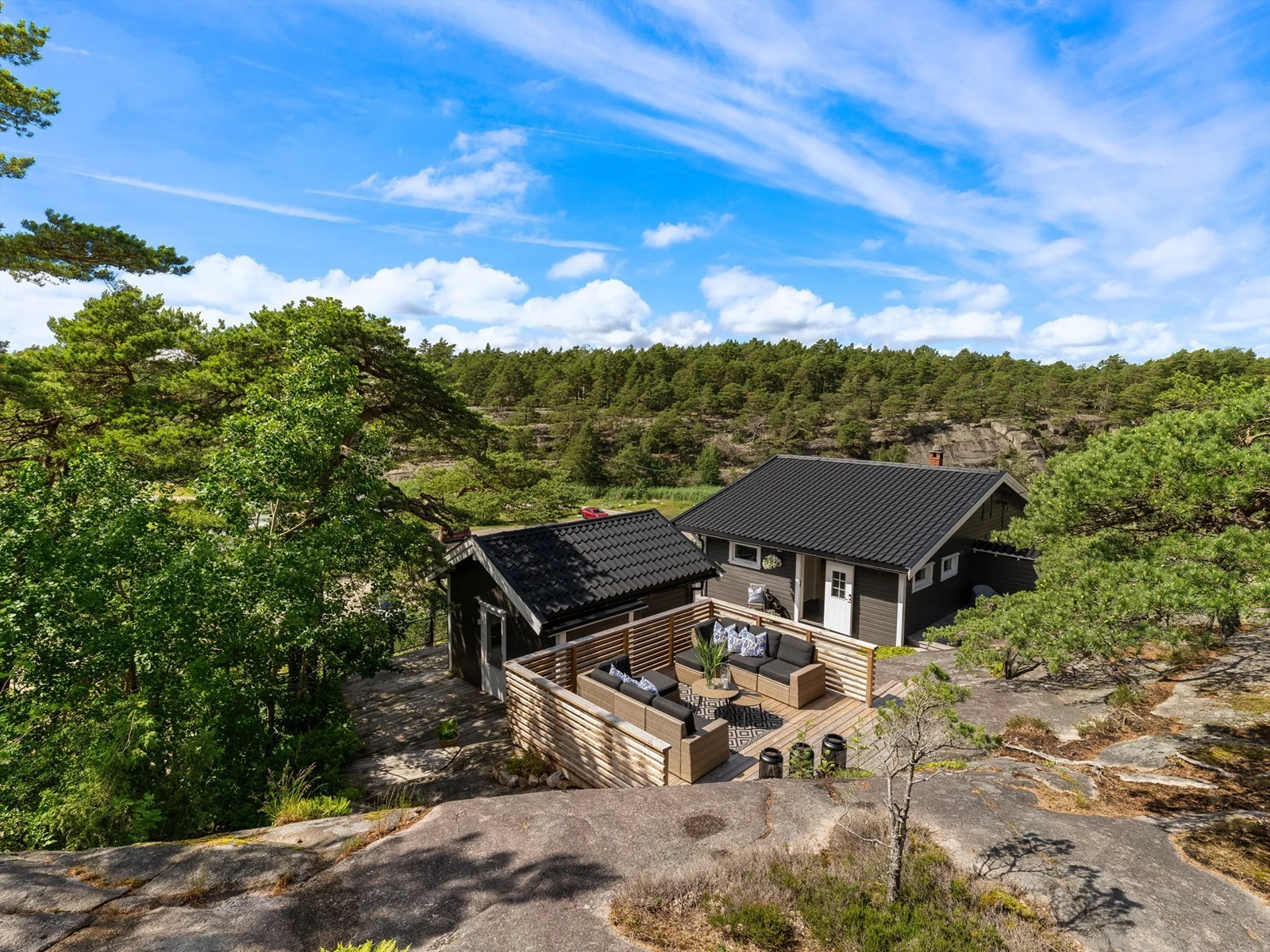Nedenfor jacuzzi er en stor og fin veranda som man ser her Galleribilde