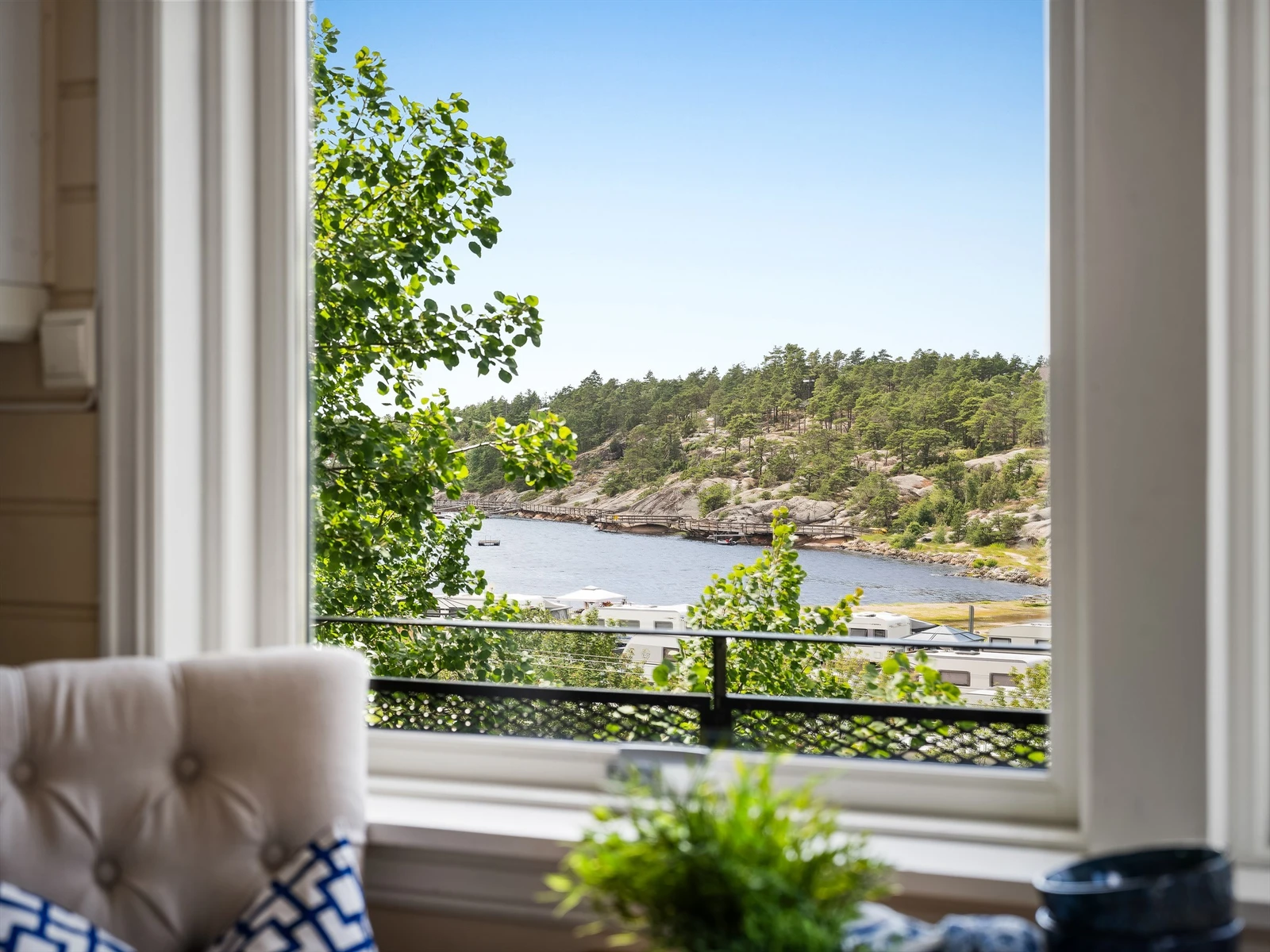 Enhuskilen utgjør et naturskjønt bakteppe til spiseplassen også i annekset. Galleribilde