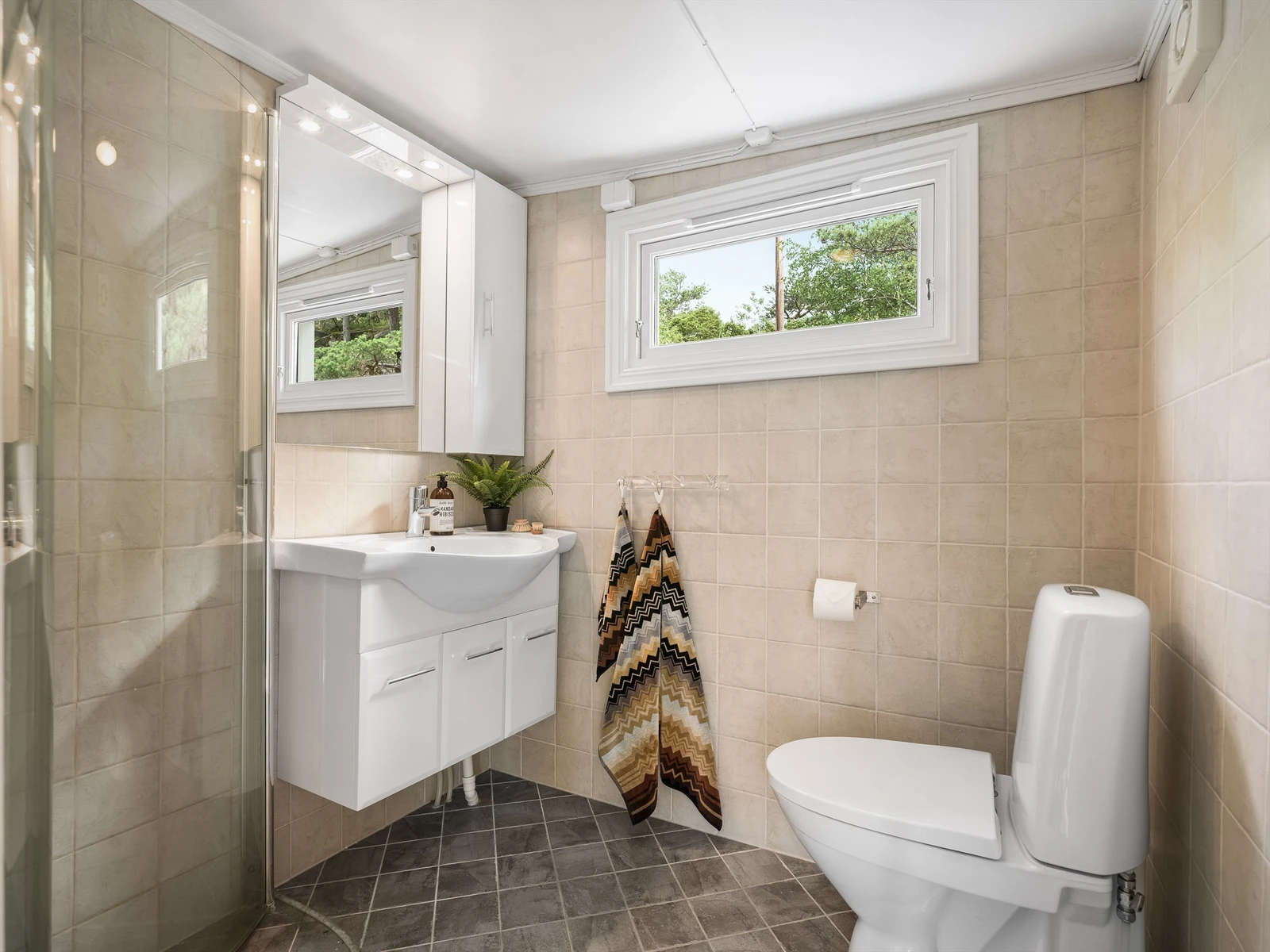 Badet ble rundt 2012/2013 både utvidet og pusset opp. Varmekabler er lagt i gulvet. Galleribilde