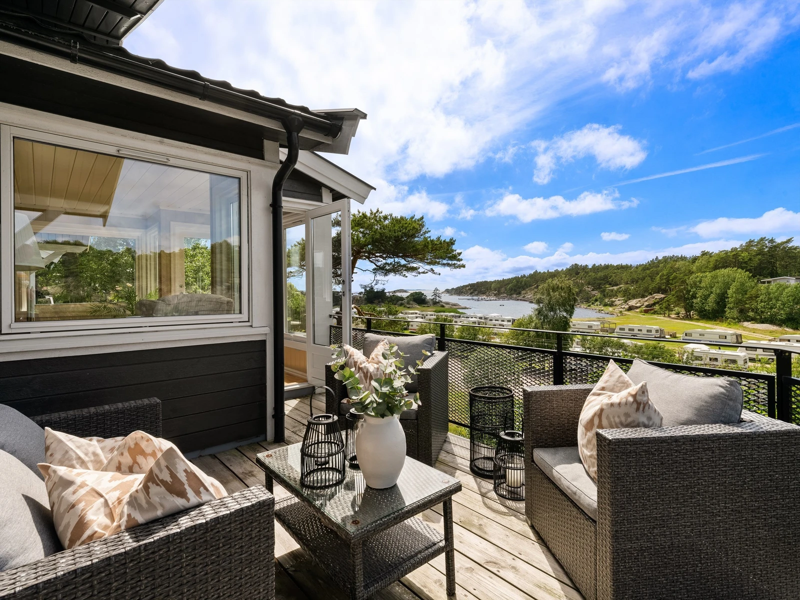 Begge terrasser er lett tilgjengelig fra stuen. Galleribilde