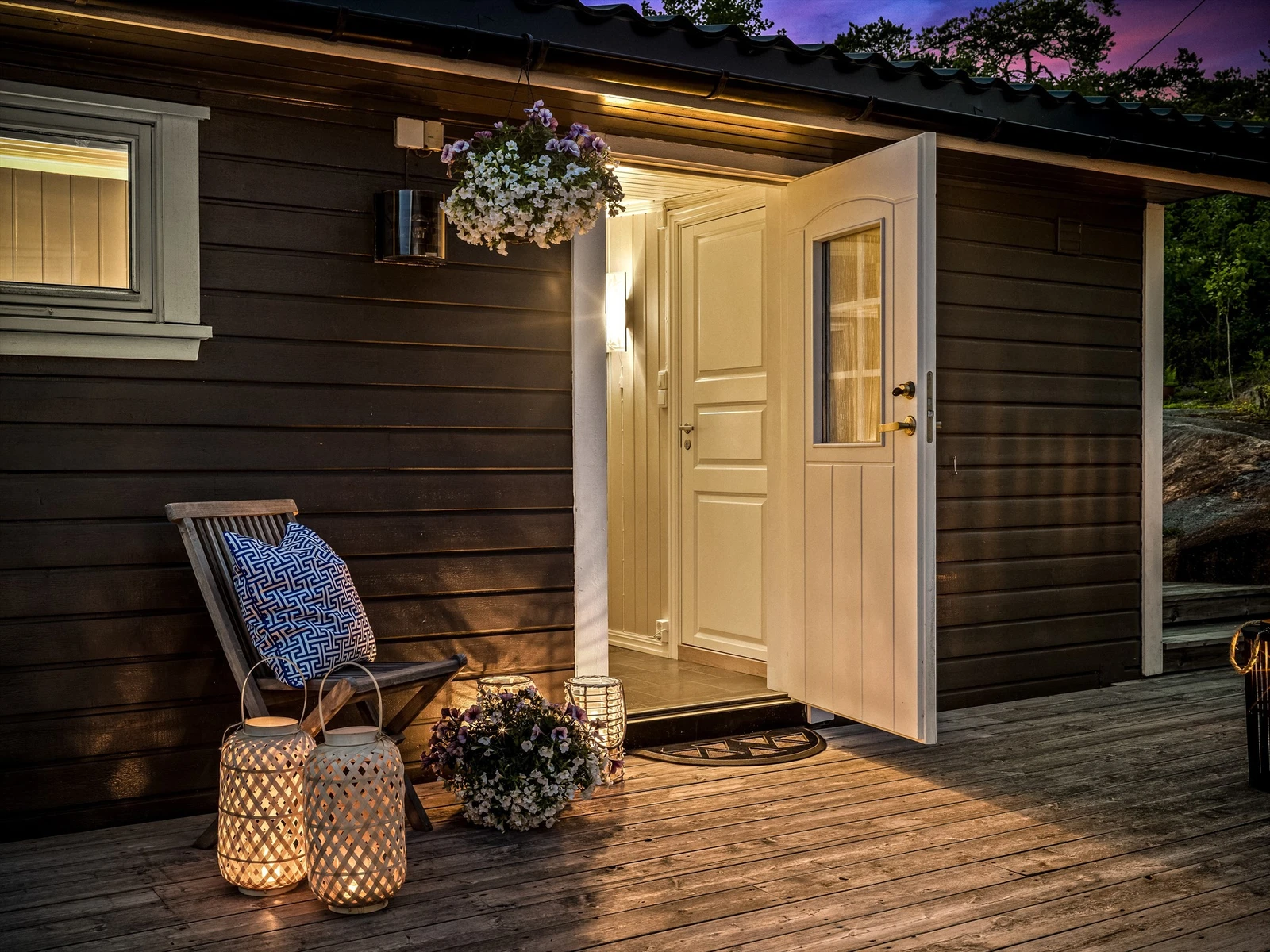 Inngangsdøren ble i likhet med kledningen skiftet ut i 2005. Galleribilde