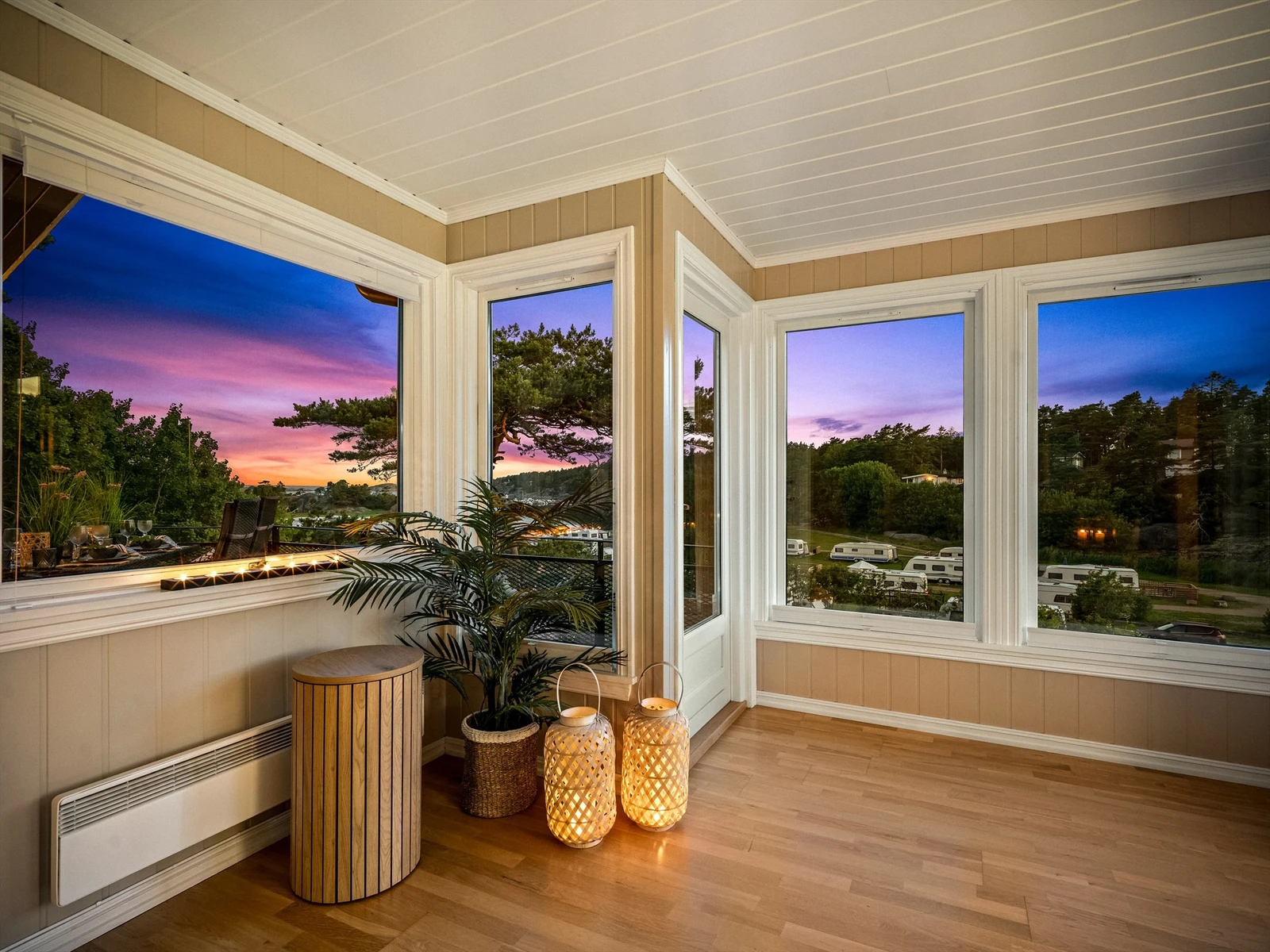 Innendørs i stuen sees en vel så fin utsikt som ute på terrassen. Galleribilde