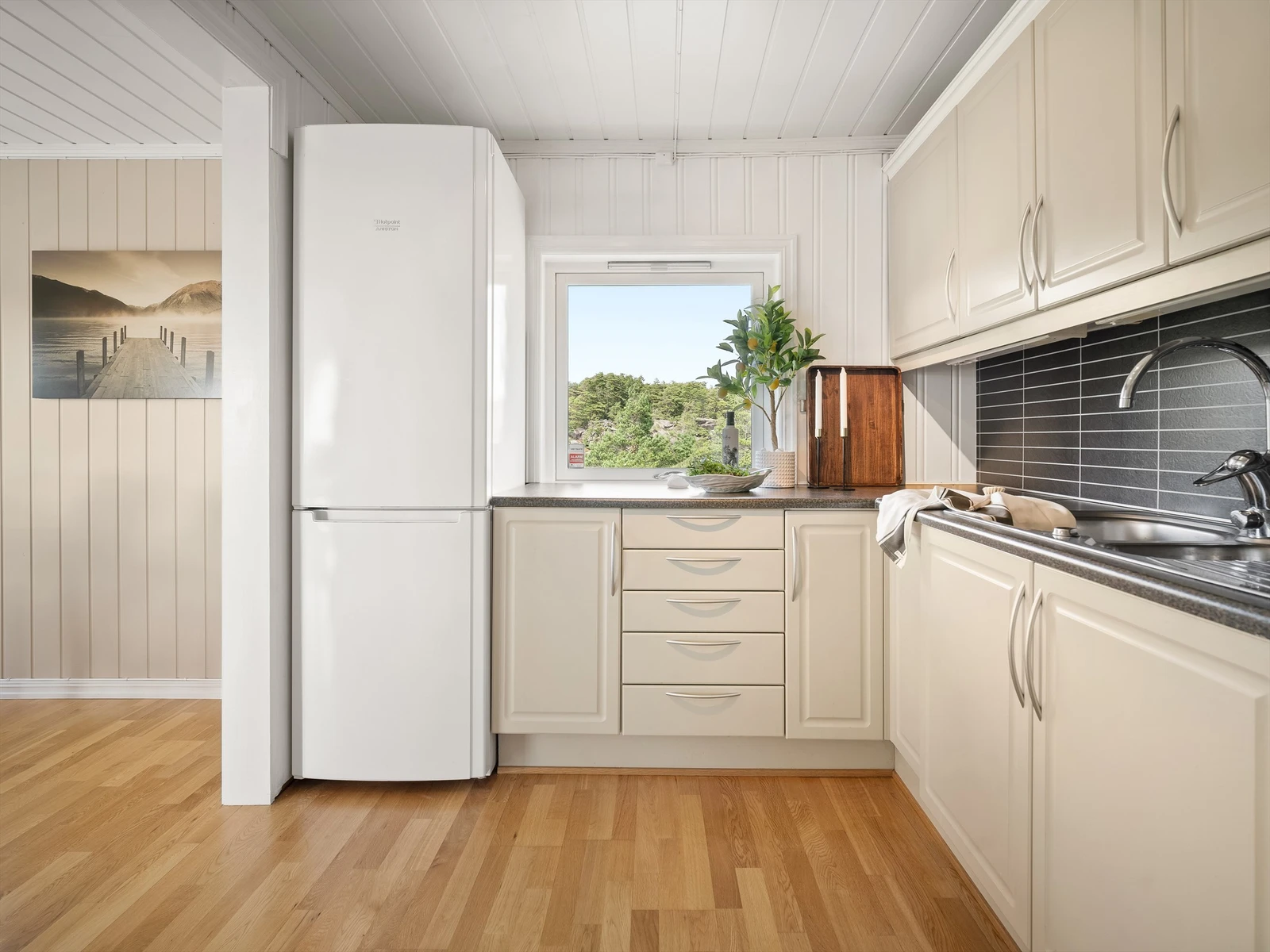 Kjøkkenet har praktiske benker samt et større antall skap og skuffer med gode oppbevaringsmuligheter for utstyr til bruk på hytta. Galleribilde