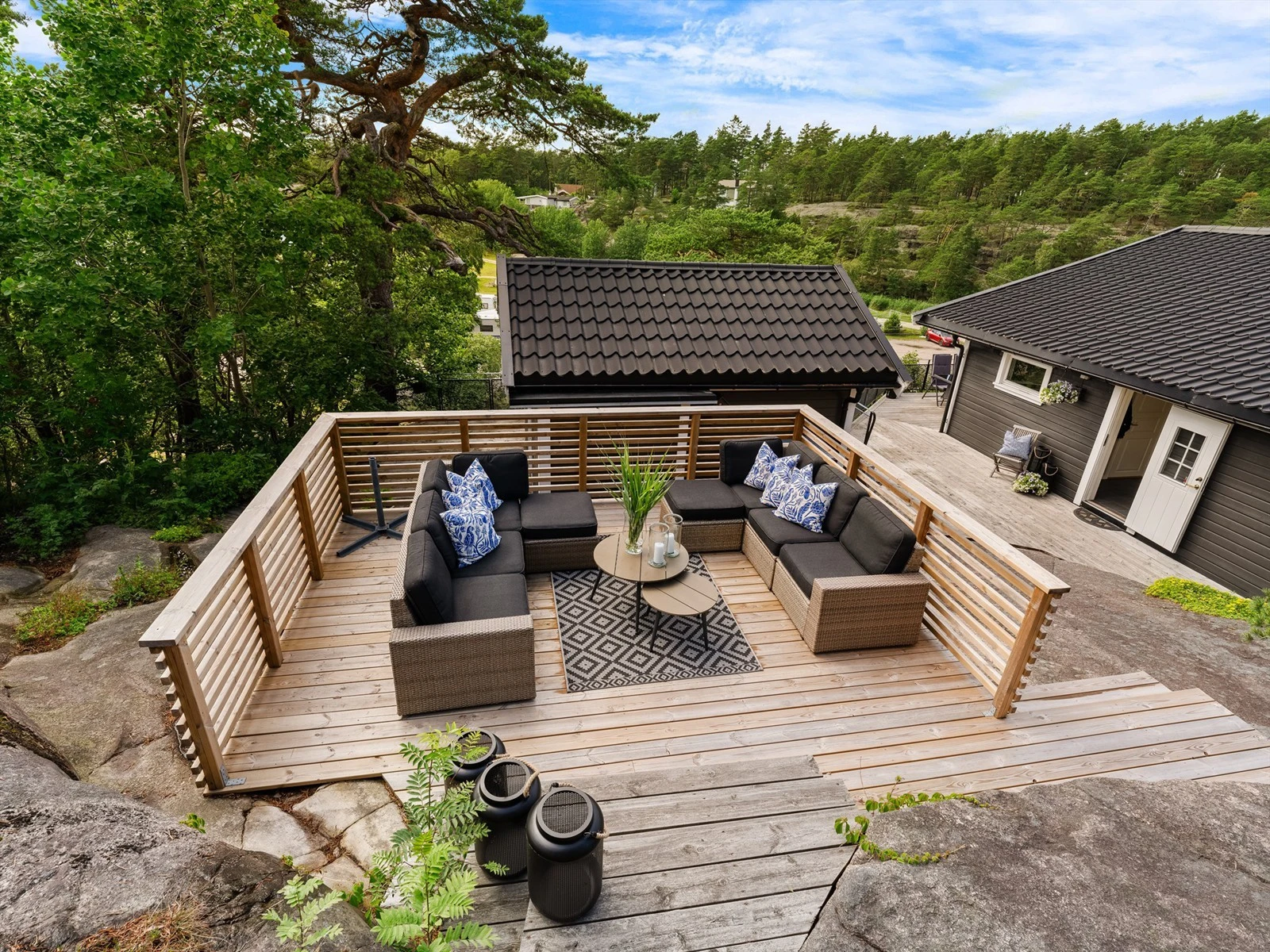 Flere uteplasser rundt hytta og i terrenget gir både valgfrihet og tilpasningsmulighet etter vær og vind. Galleribilde