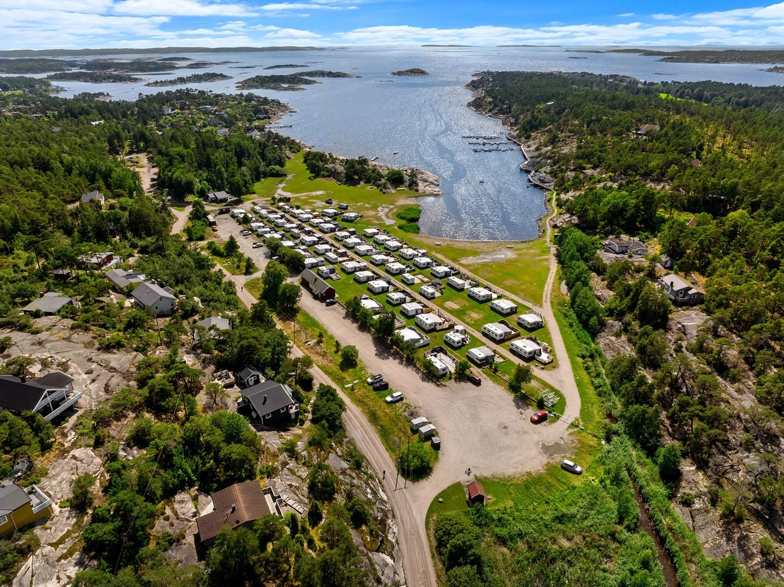 Enhuskilen er et veletablert og ettertraktet ferie- og fritidsområde på Kråkerøy med familievennlige kvaliteter. Galleribilde
