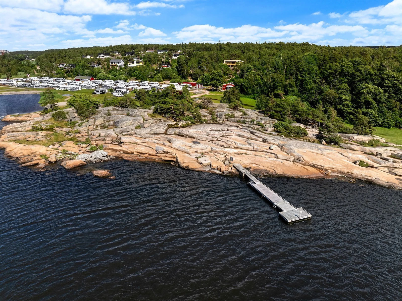 I Enhuskilen få meter nedenfor hytta er det både flott sandstrand og badeflåte. Galleribilde