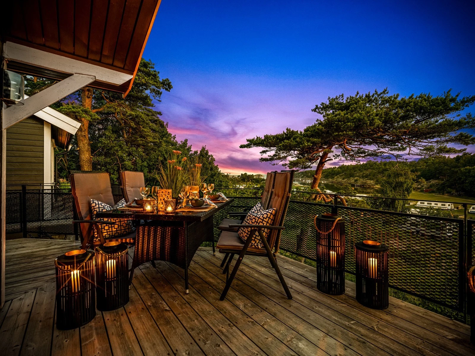 Flott utsikt sees ute som inne, flere steder på tomten. Galleribilde