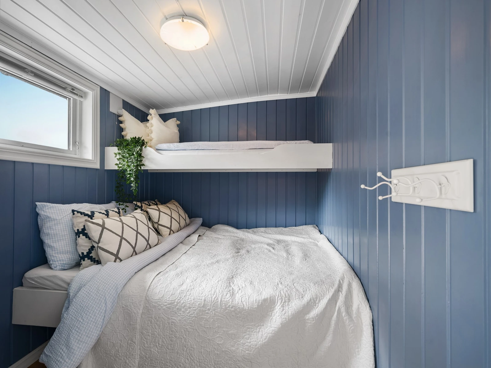 Soverom med plassbygget køyeløsning og tre sengeplasser. Galleribilde