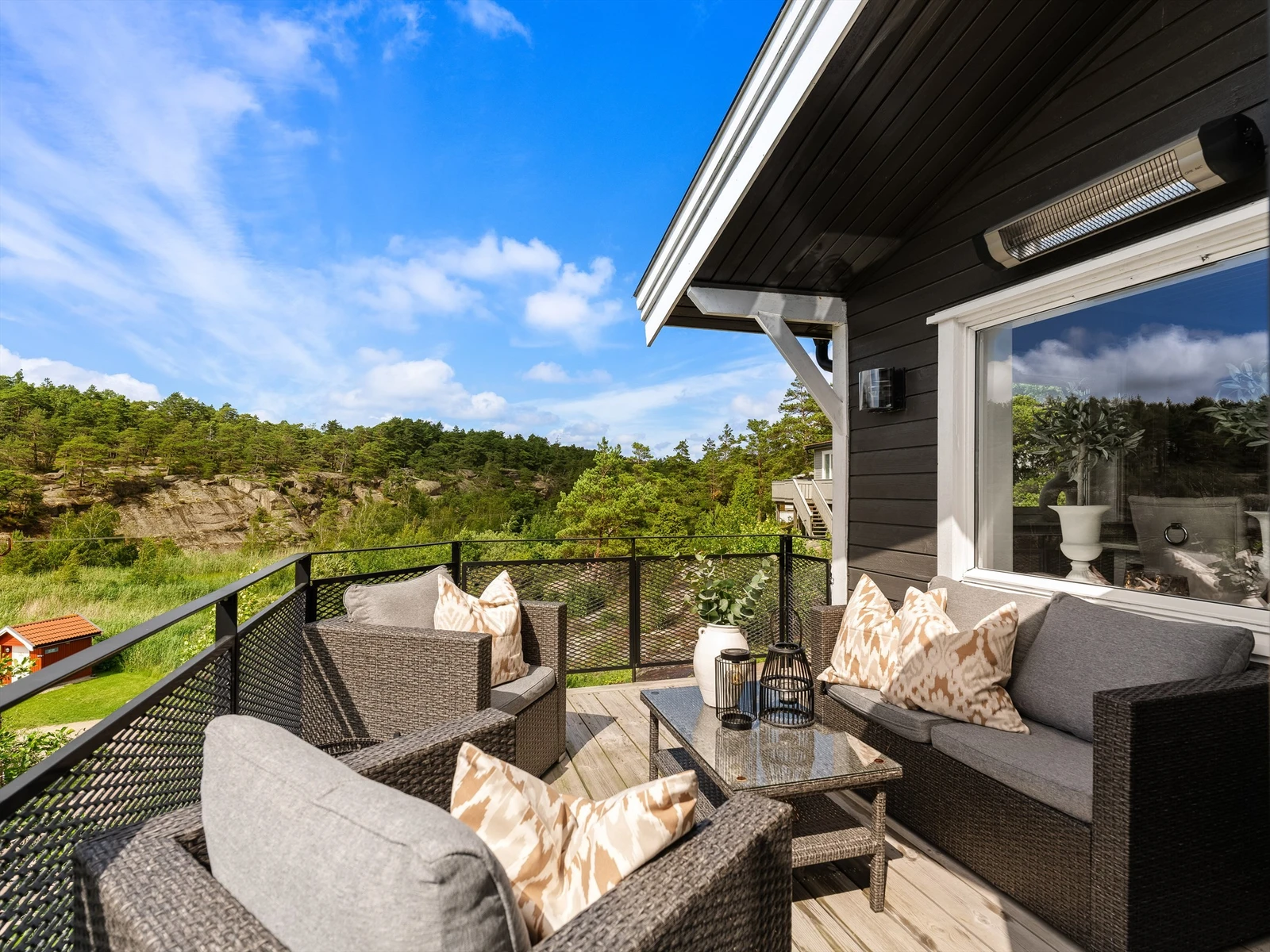 Nordre terrasse har både varmelampe og kveldssolen til den går ned. Galleribilde