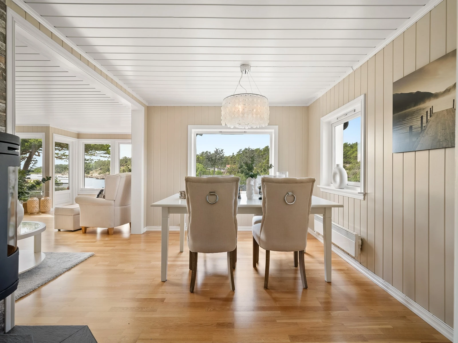 Fin utsikt til sjøen i Enhuskilen sees fra de fleste deler av stuene. Galleribilde