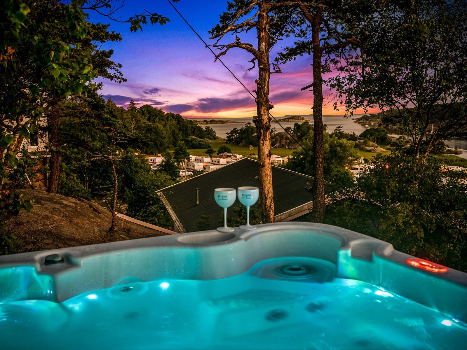 Fra jacuzzien sees flott, langstrakt utsikt til havgapet i Ytre Oslofjord. Galleribilde