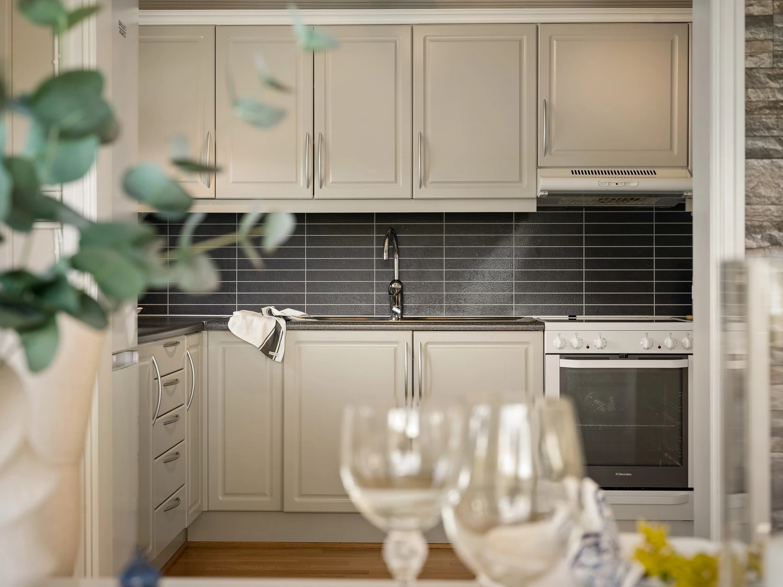 Kjøkkenet ble i 2005 oppgradert med ny innredning som i likhet med overflatene fra samme år er velholdt. Galleribilde