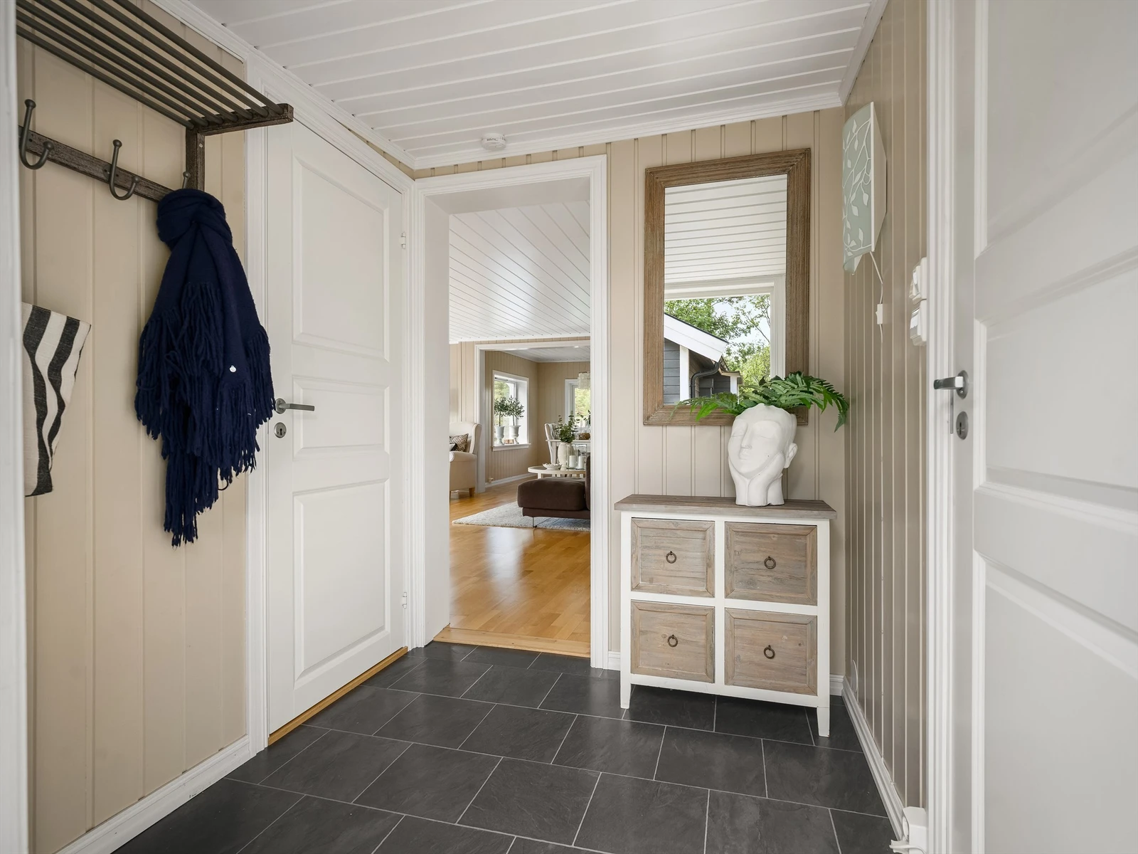 Badet er tilbaketrukket fra stuen og tilgjengelig fra entreen. Galleribilde