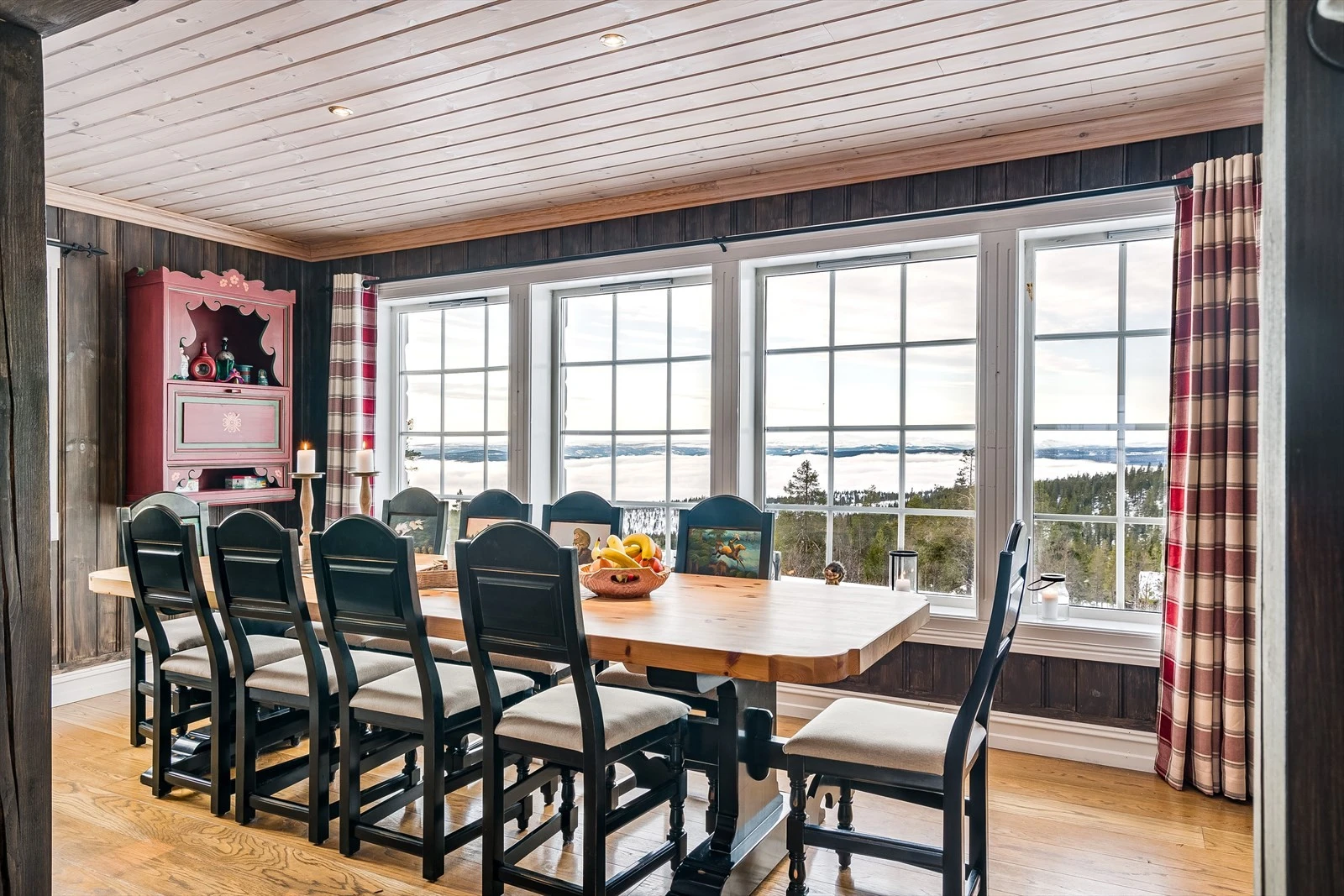 Hyggelig spisestue med flere store vindusflater som slipper inn rikelig med naturlig lys, samt åpner opp for den naturskjønne og flotte utsikten. Galleribilde