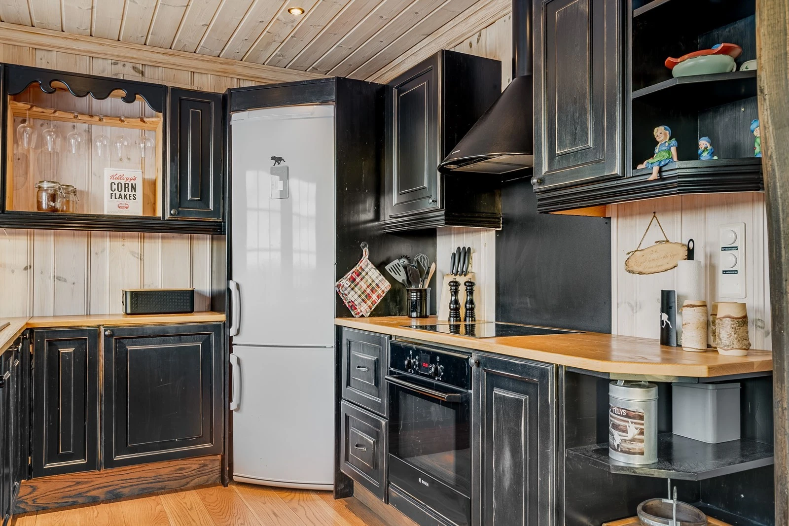 Kjøkkenet er utstyrt med medfølgende integrerte hvitevarer som oppvaskmaskin, stekeovn og nedfelt platetopp med kjøkkenventilator over. Galleribilde