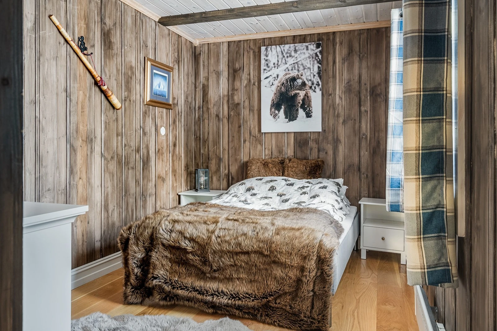 Soverom 2 er et koselig rom som er innredet med dobbeltseng med tilhørende nattbord. God standard med enstavs parkett på gulv, lun panel på veggene og skjult elektrisk anlegg. Galleribilde