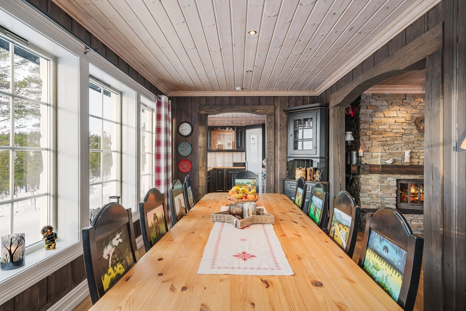 Her kan du nyte et godt måltid med både flott utsikt og peiskos. Spisestuen ligger i en fin delvis åpen løsning med kjøkkenet. Galleribilde