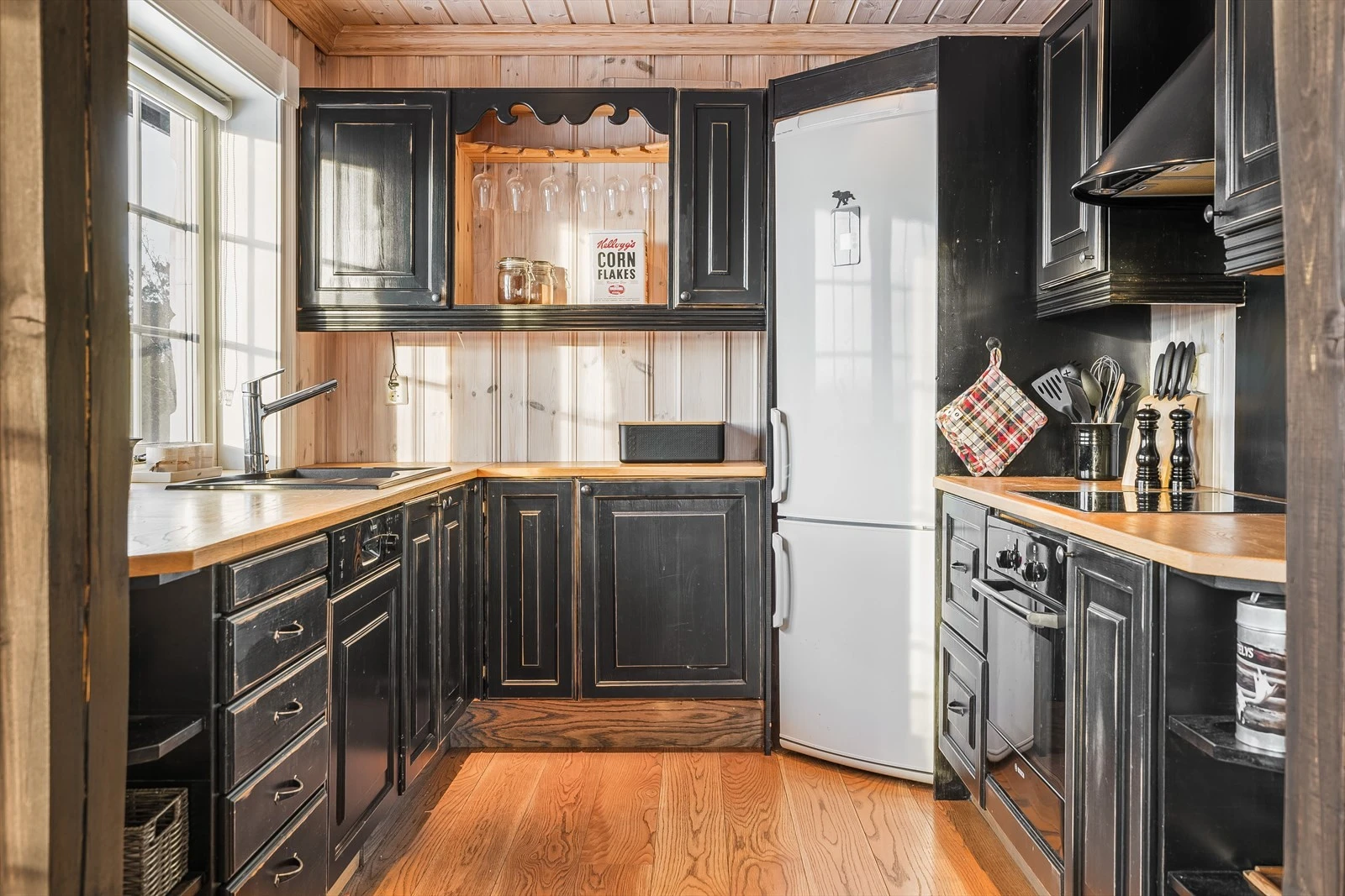 Det er god skap- og benkeplass i innredningen som har mørke profilerte fronter og heltre benkeplate med nedfelt oppvaskkum. Galleribilde