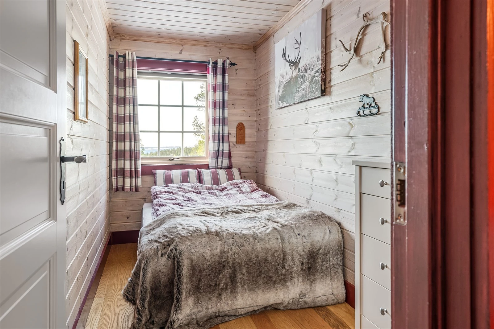 Soverom 3 er et litt mindre soverom som er innredet med dobbeltseng og kommode. Galleribilde