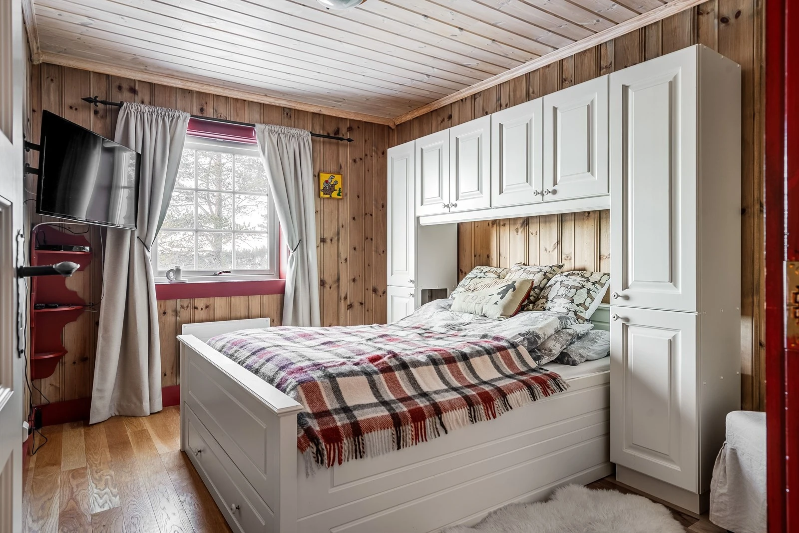 Hytta inneholder totalt 4 soverom. Soverom 1 er et fint rom som i dag er innredet med en dobbeltseng og flott garderobeløsning. Galleribilde