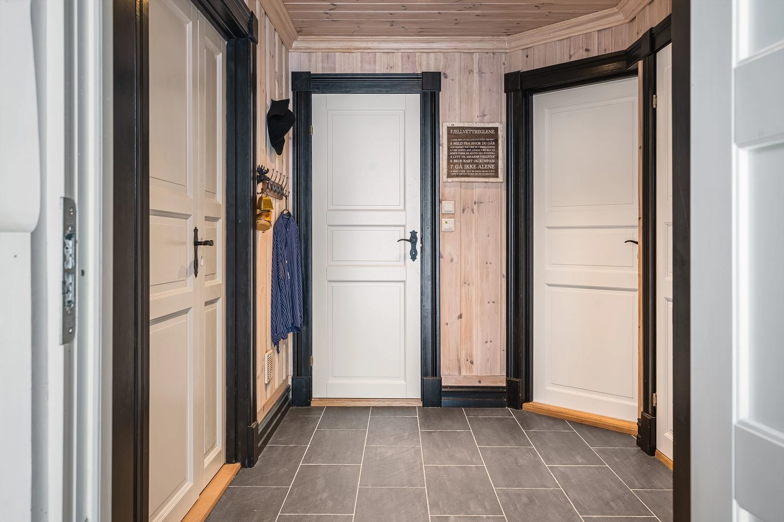 Lys og romslig entre med flislagt gulv. Galleribilde